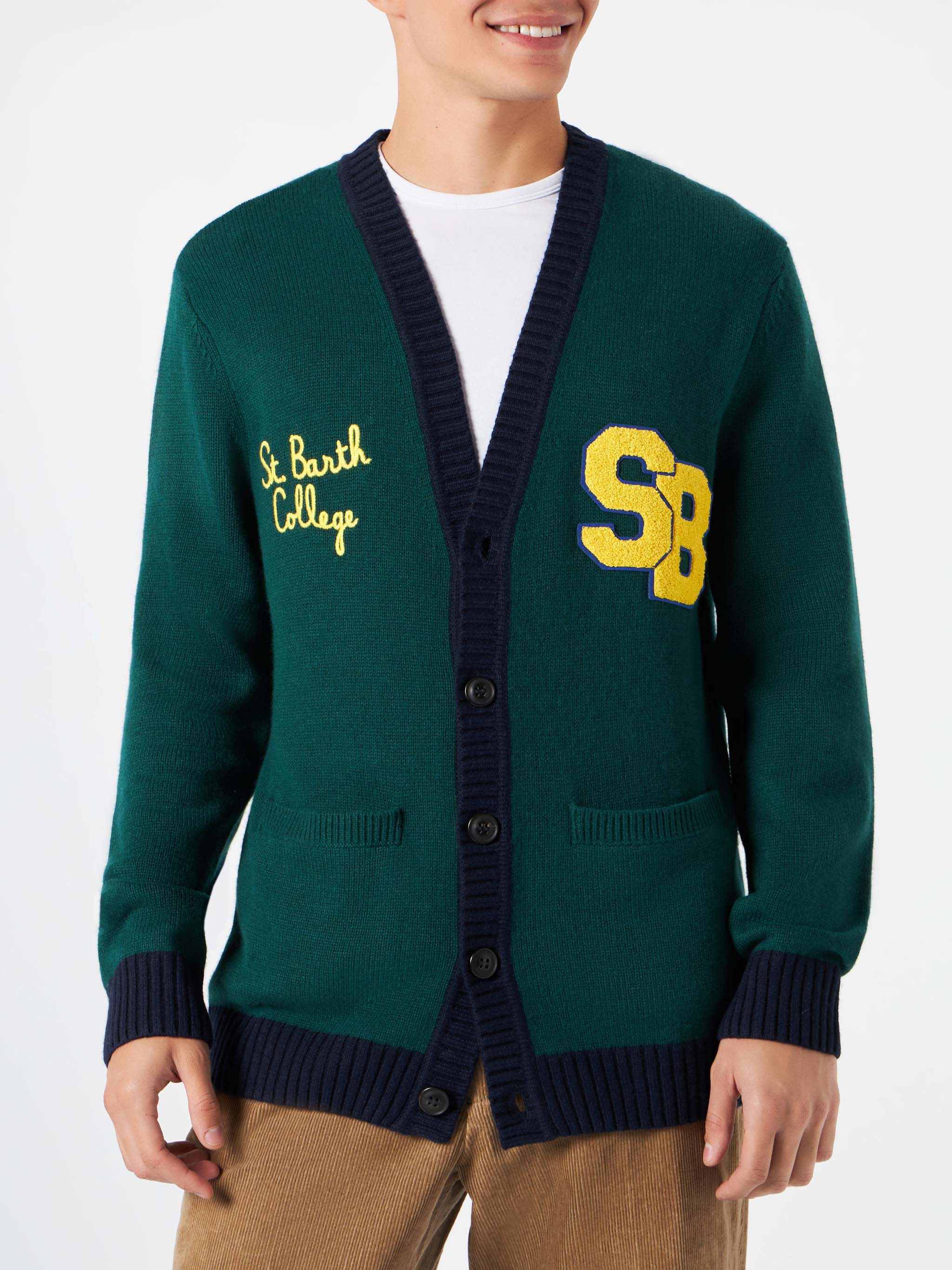 Gebreid vest met patches en borduurwerk van St. Barth College