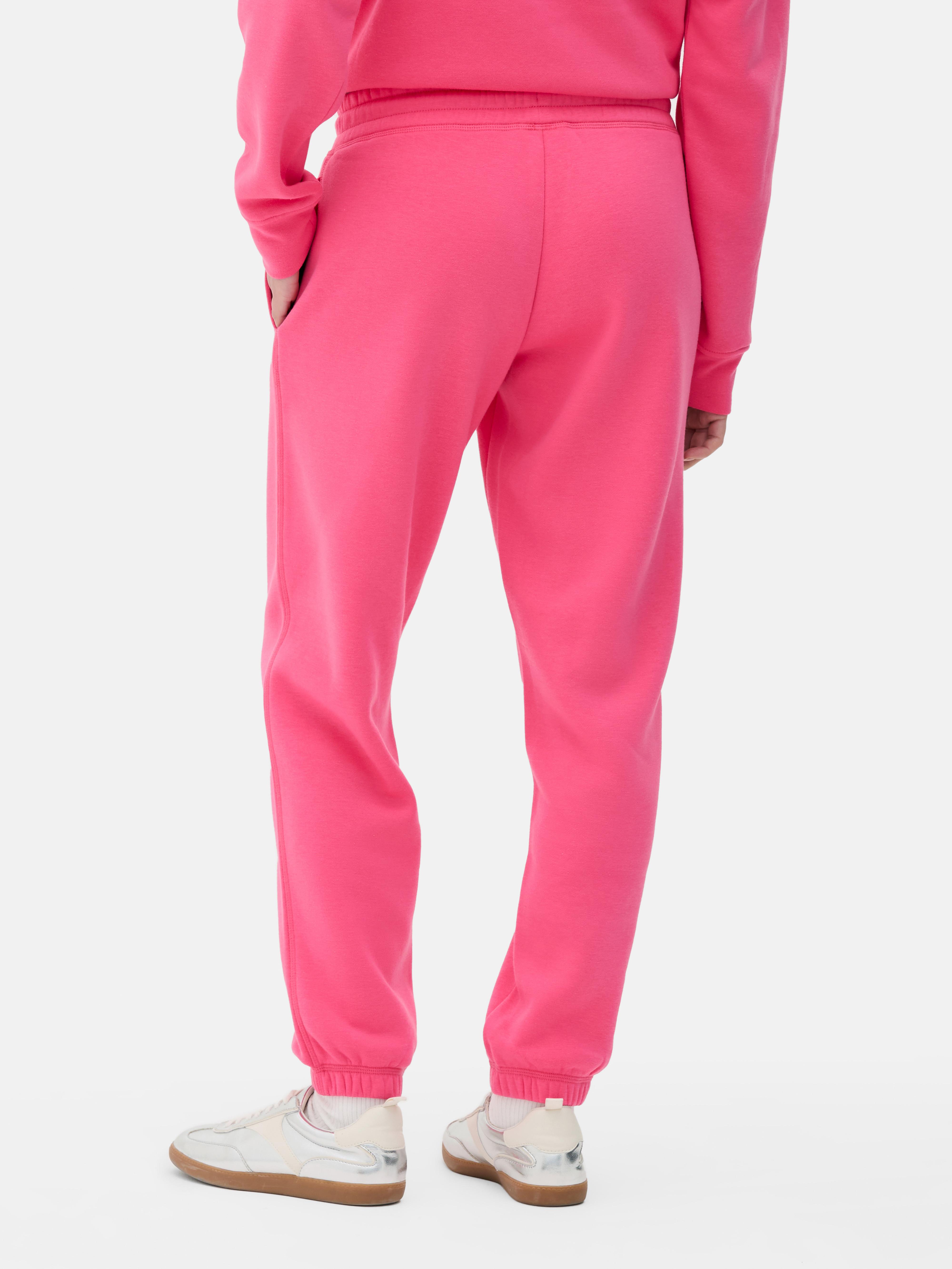 Pantaloni de trening asortați cu etichetă cu logo-ul Hello Kitty. Câștigă puncte kawaii cu acești pantaloni de trening Hello Kitty cu etichetă.