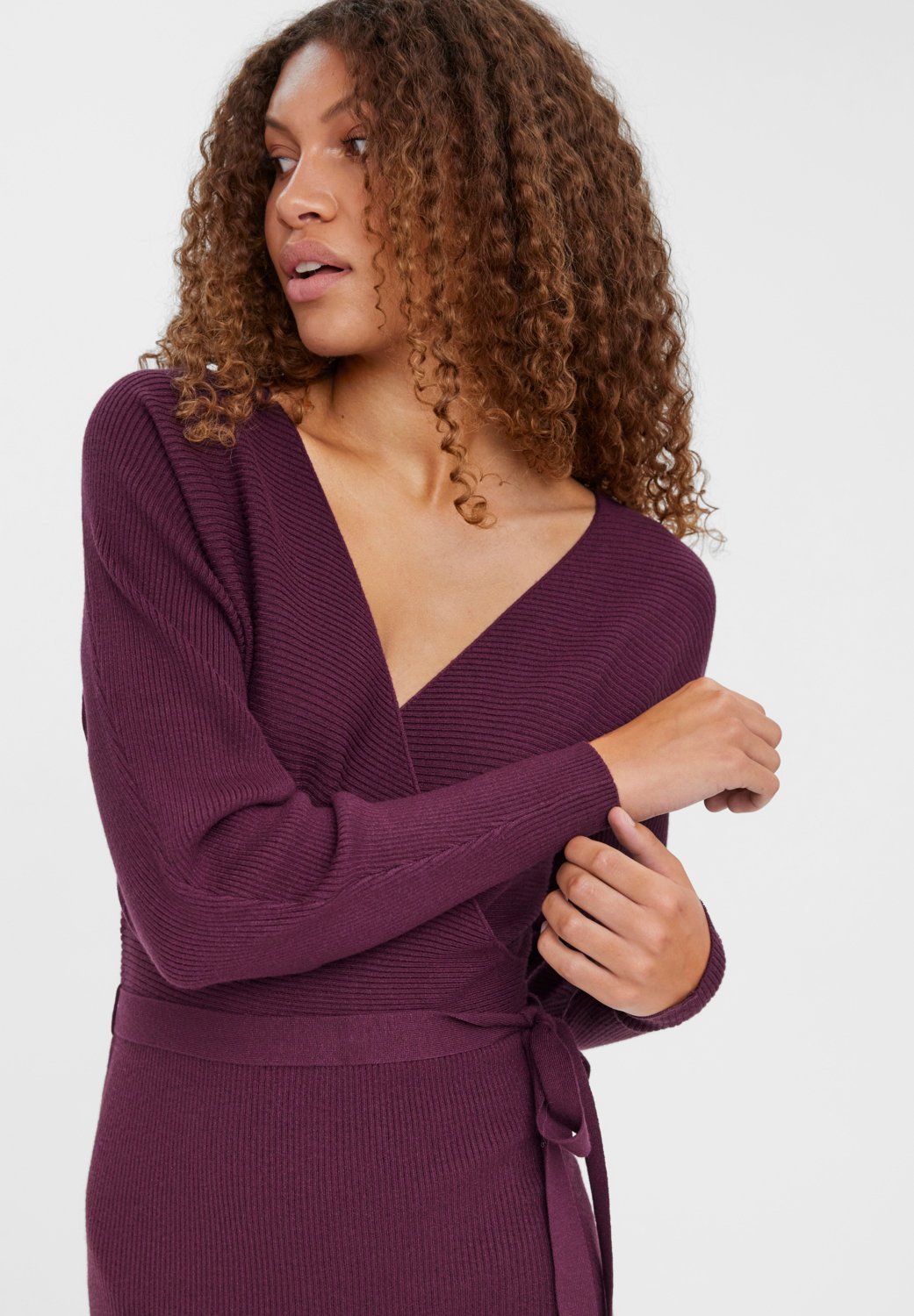 Vero Moda VMHOLLYREM V NECK DRESS - Svetrové šaty - bordeaux