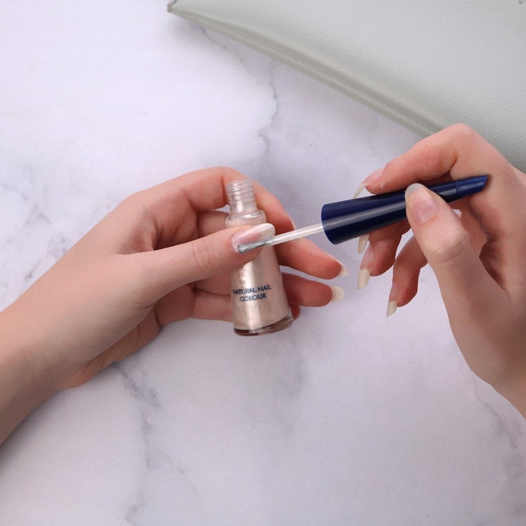 „Herome Cosmetics“ nagų lakas, rankų priežiūra, natūralus nagų lakas „Glamour“ – 8 ml