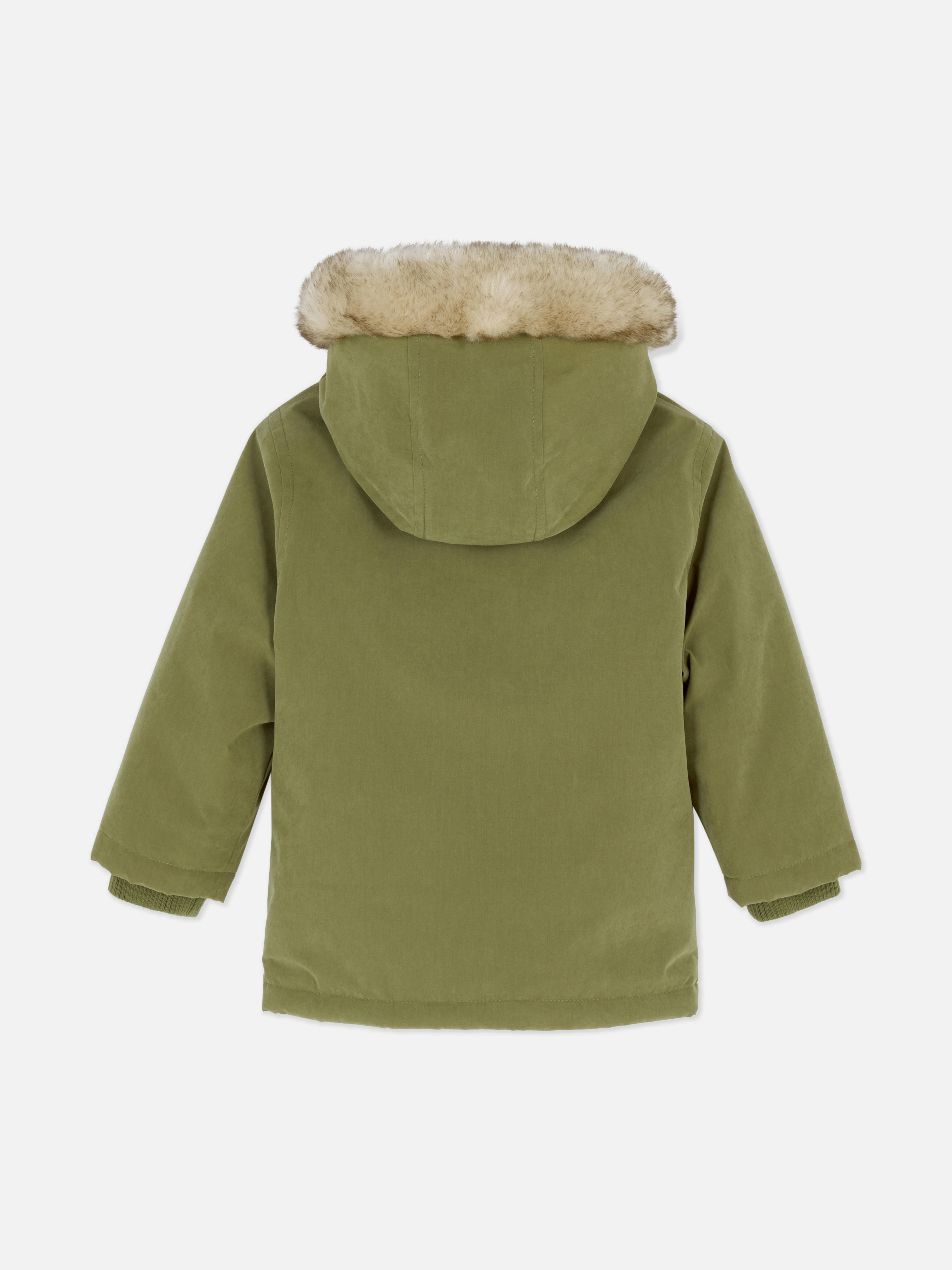 Parka cu glugă și garnitură din blană artificială. Această parka are glugă cu blană artificială, mâneci lungi cu manșete și buzunare.