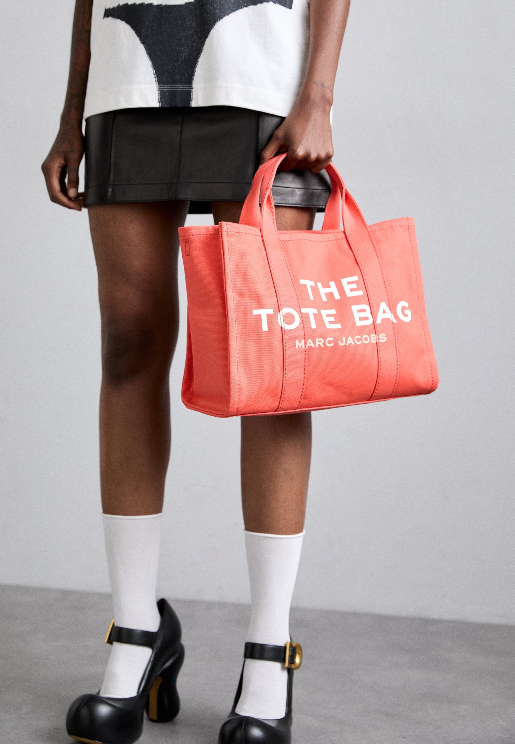 MARC JACOBS THE MEDIUM TOTE - Handtas - elektrisch oranje