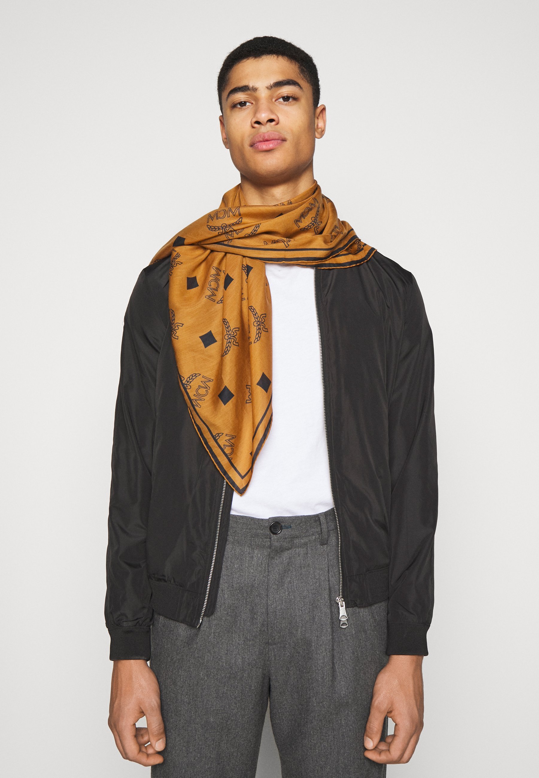 MCM LOGO GROUP PRINT SJAAL UNISEX - Foulard - cognac