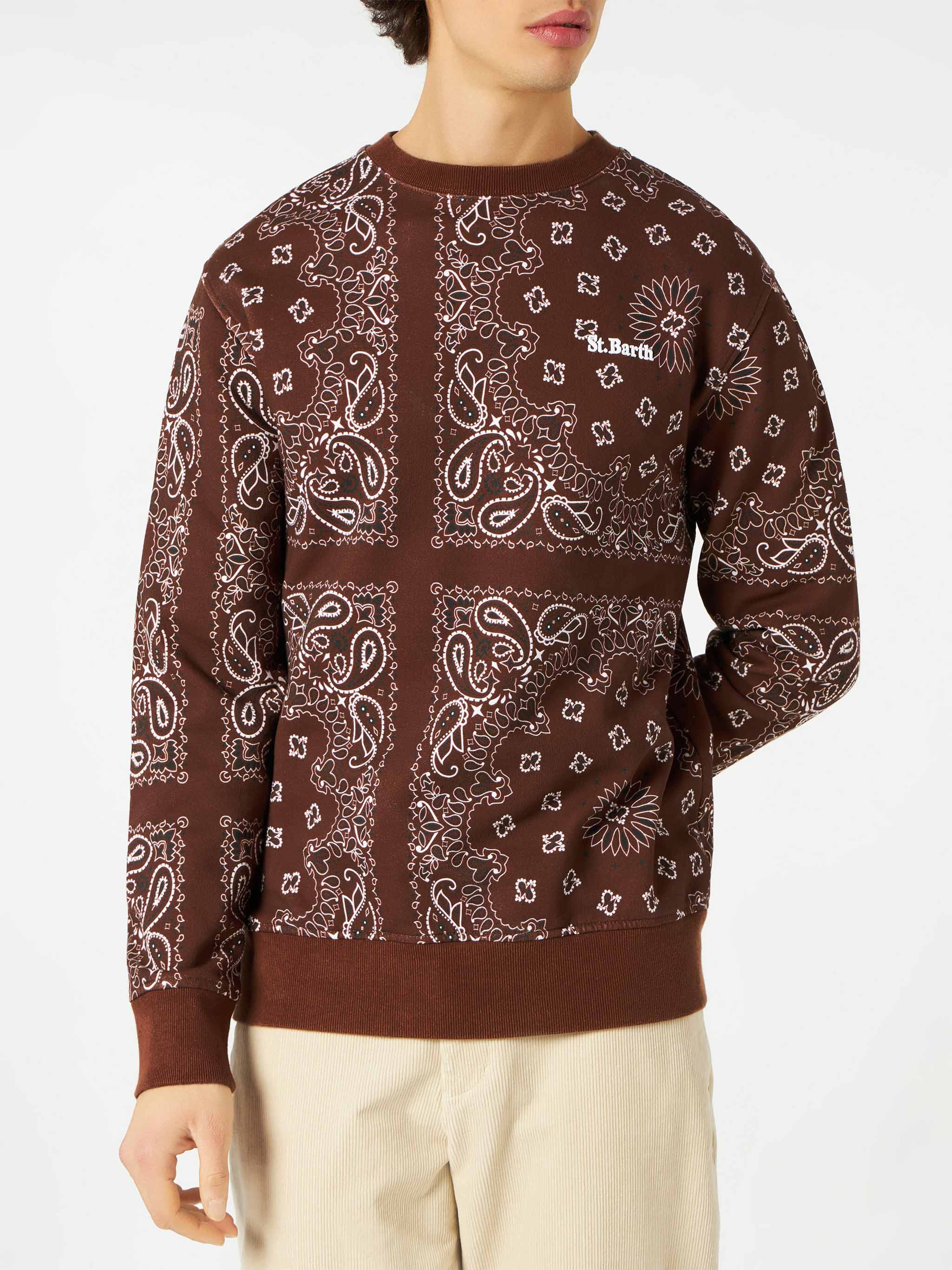 Sweatshirt met ronde hals voor heren met bruine bandana-print.