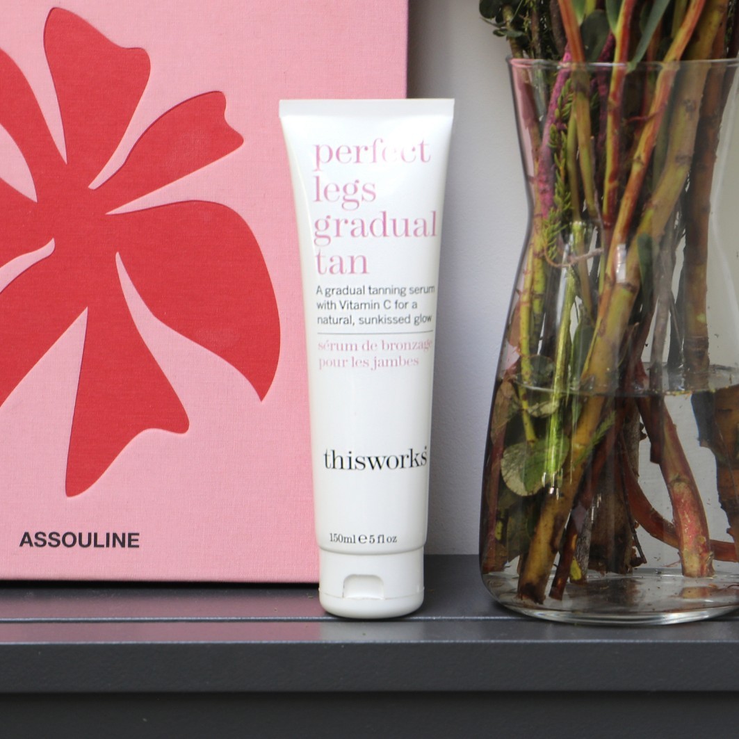 „This Works“ savaiminio įdegio priemonė „Perfect Legs“ laipsniškas įdegis – 150 ml
