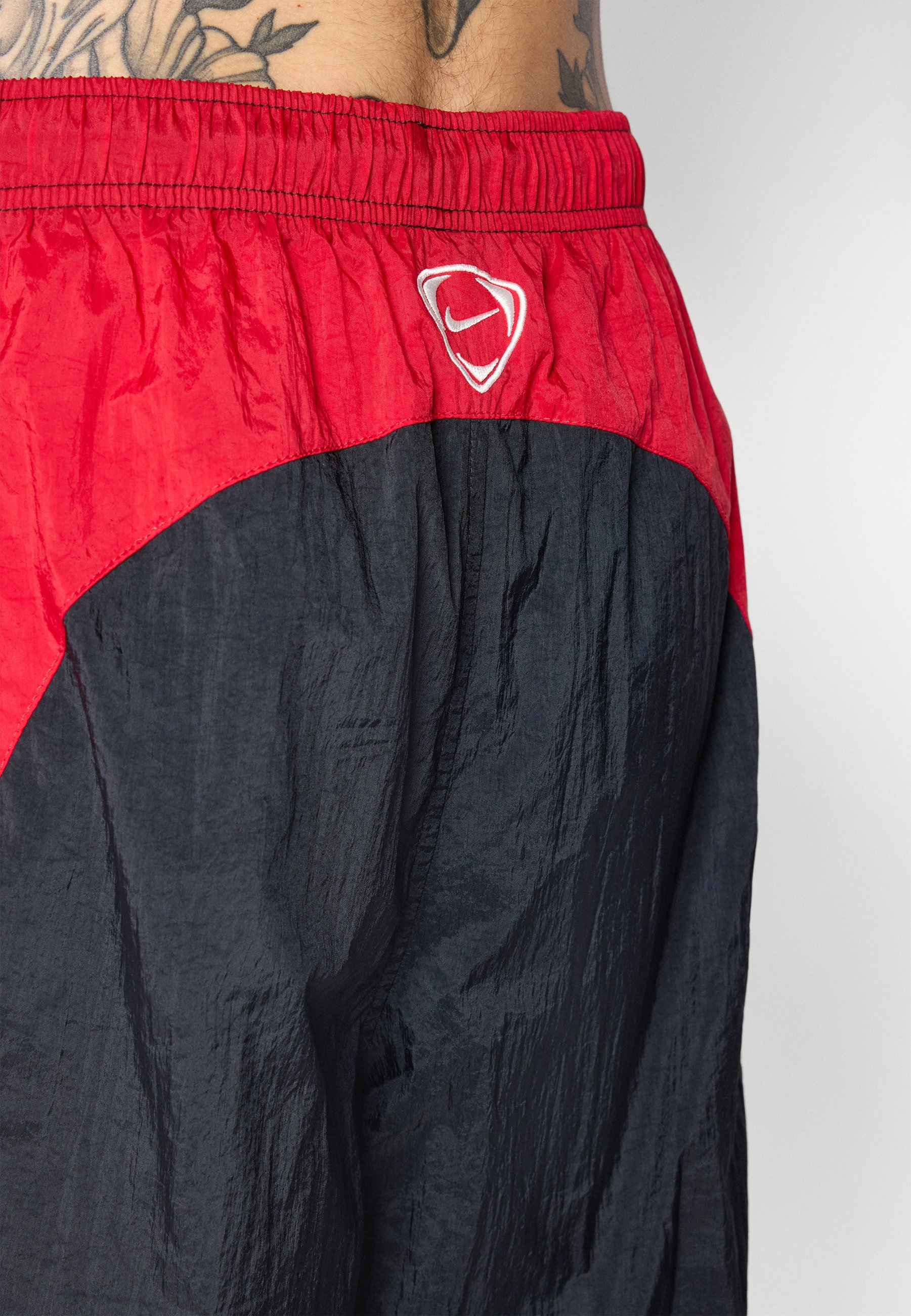 Nike Performance TOTAL 90 TRACK PANT - Sportinės kelnės - juodos/raudonos/žalios