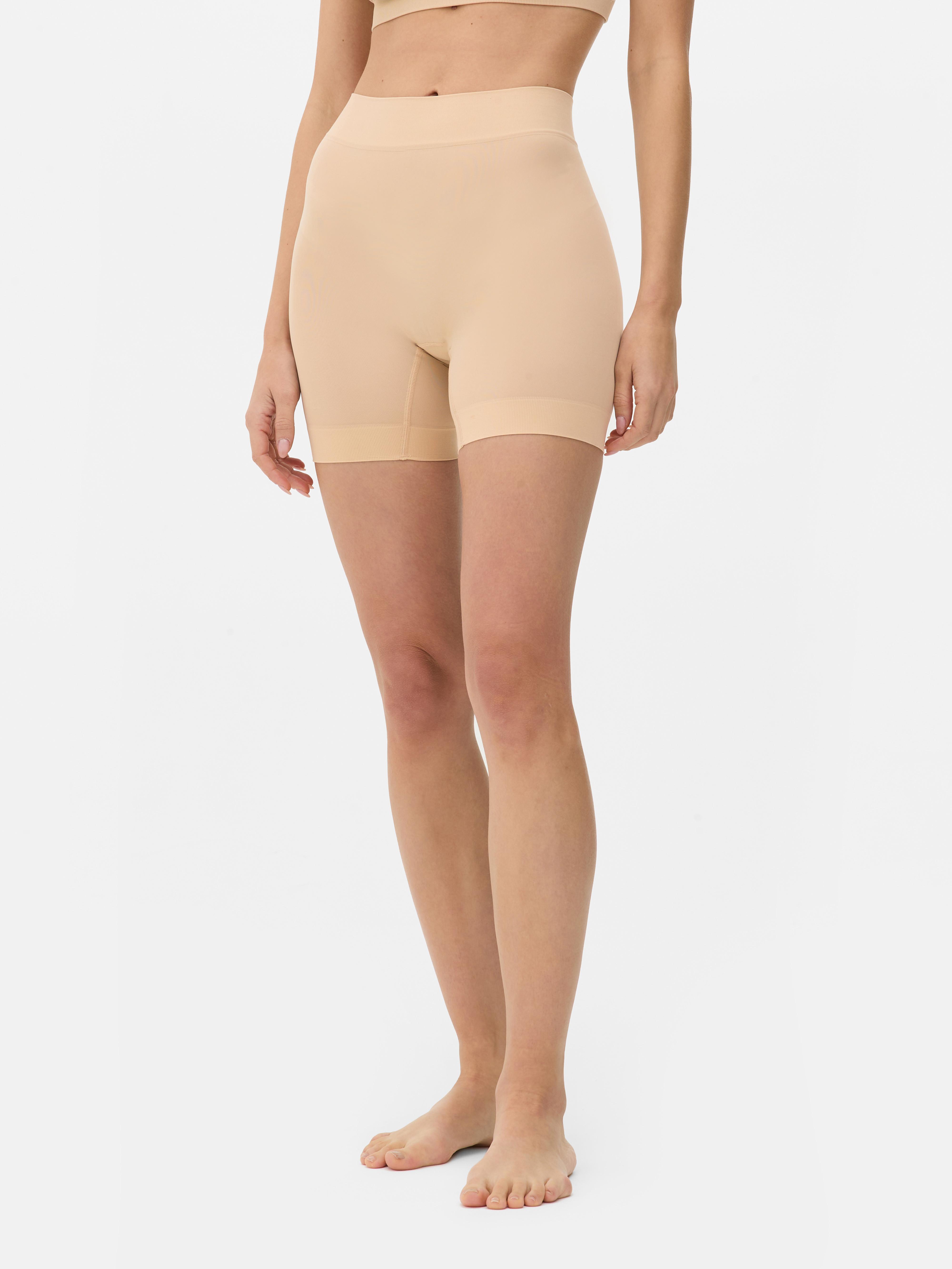 Pantaloni scurți fără cusături pentru a preveni iritațiile coapselor. Lenjerie modelatoare care se potrivește perfect pe sub ținute.