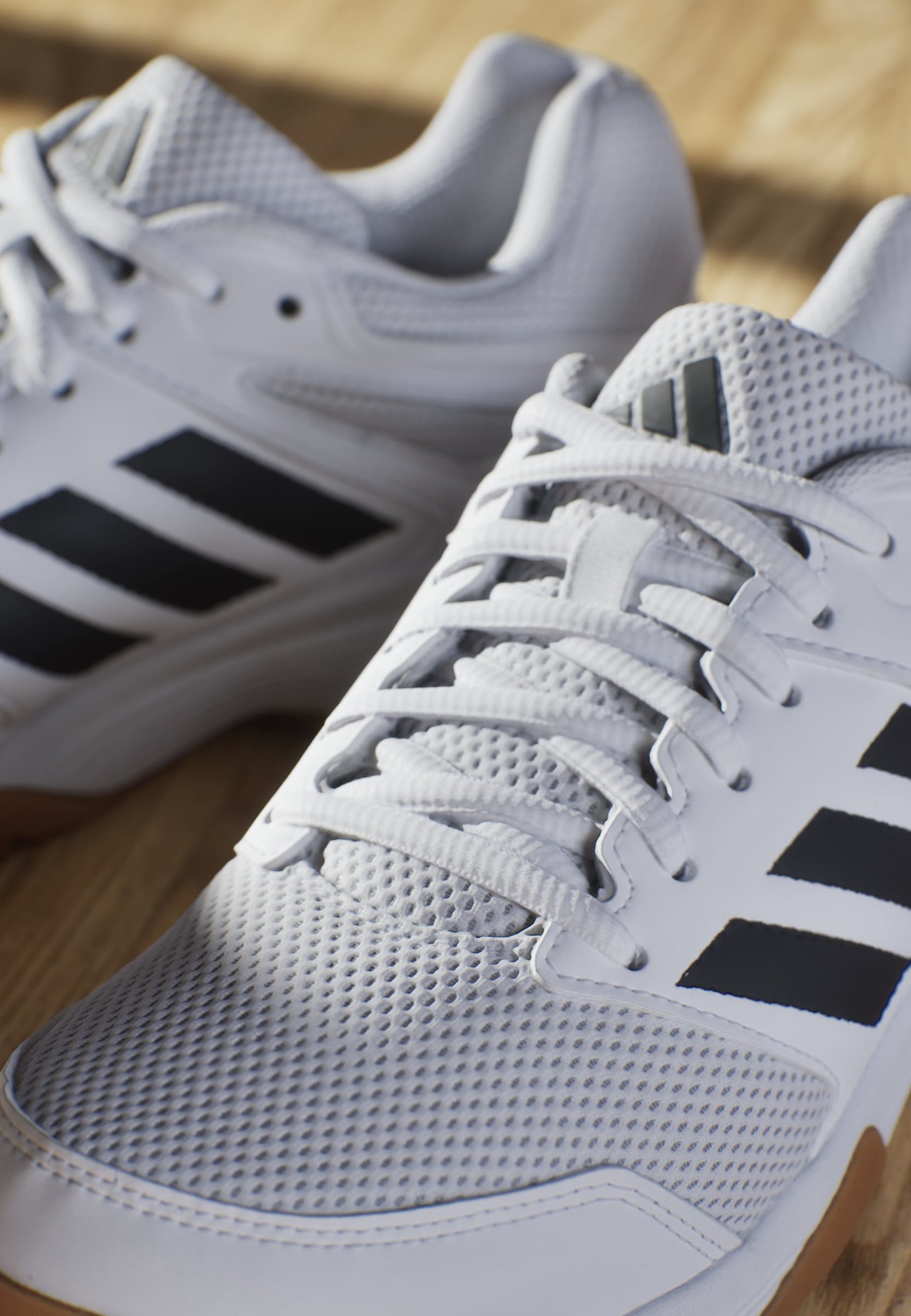 adidas Performance SPEEDCOURT INDOOR KIDS - Chaussures de running sur route - Blanc nuage, semelle extérieure en gomme noire