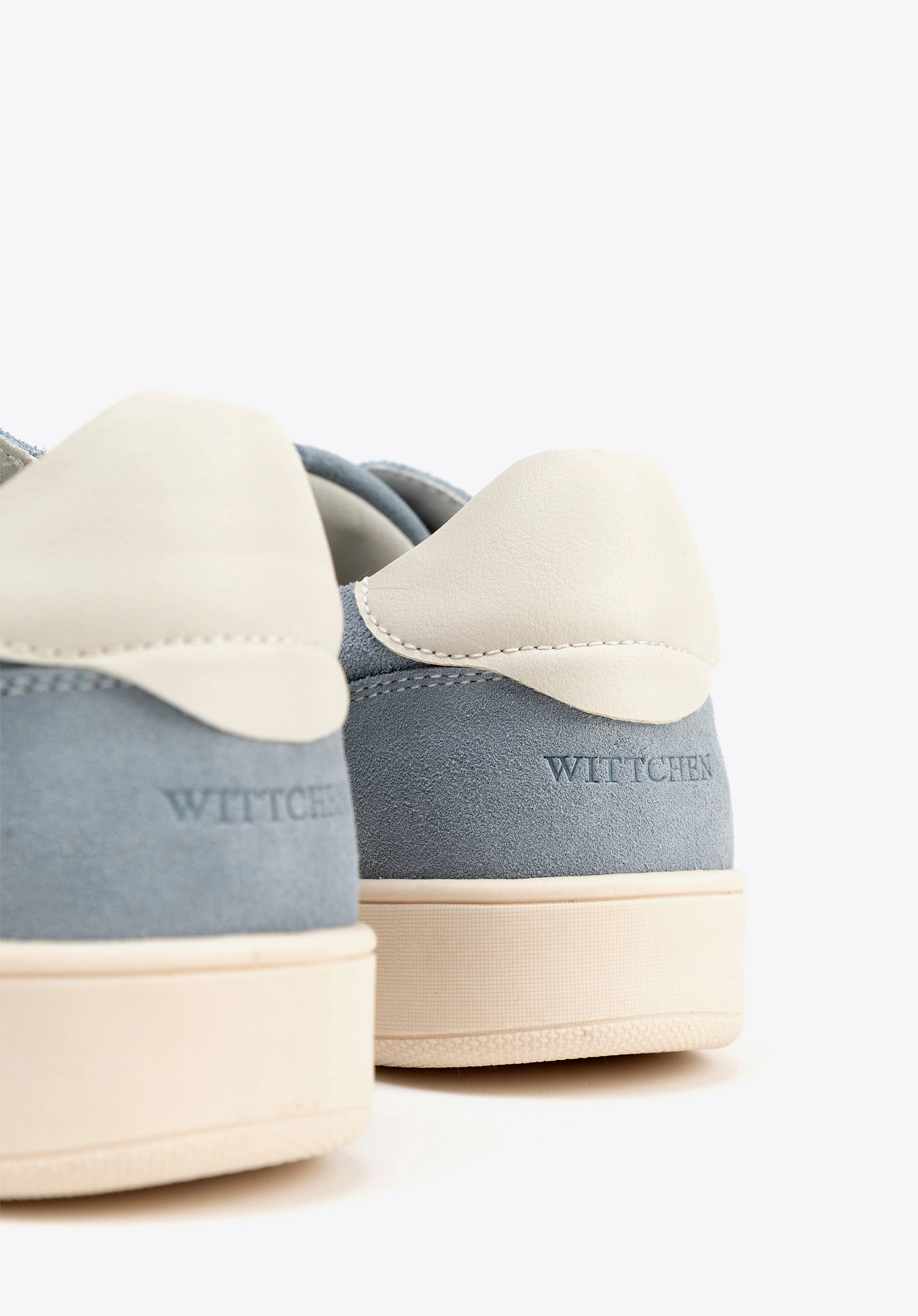 Zamszowe sneakersy z kontrastowymi wstawkami z ekoskóry niebiesko - białe