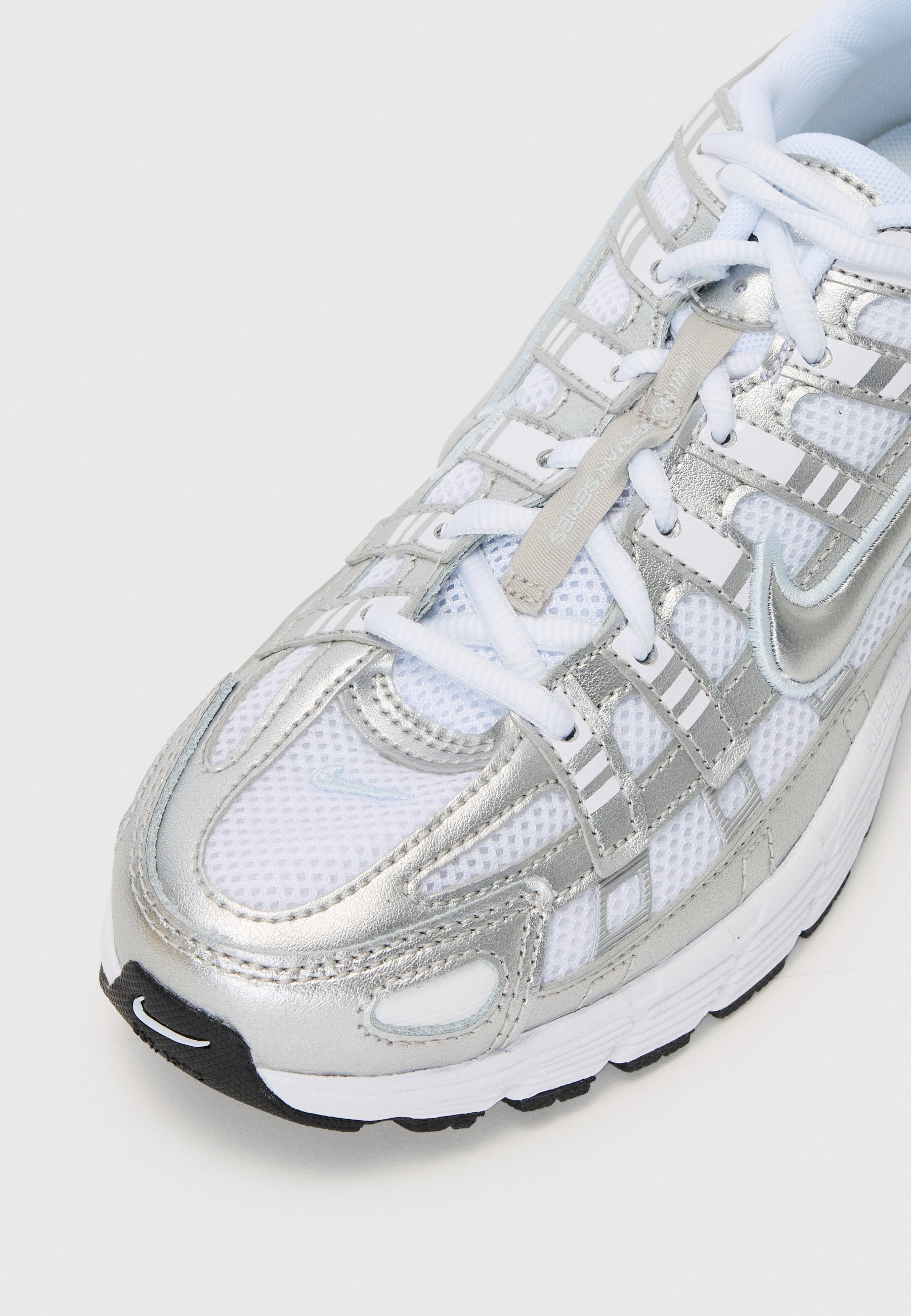 Nike Sportswear P 6000 UNISEX - Sneaker - weiß/silberfarben/blau getönt/schwarz