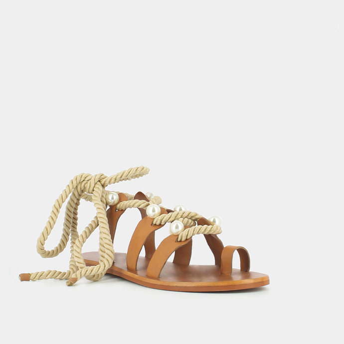 Sandales à brides, perles et lanières tressées  en cuir camel