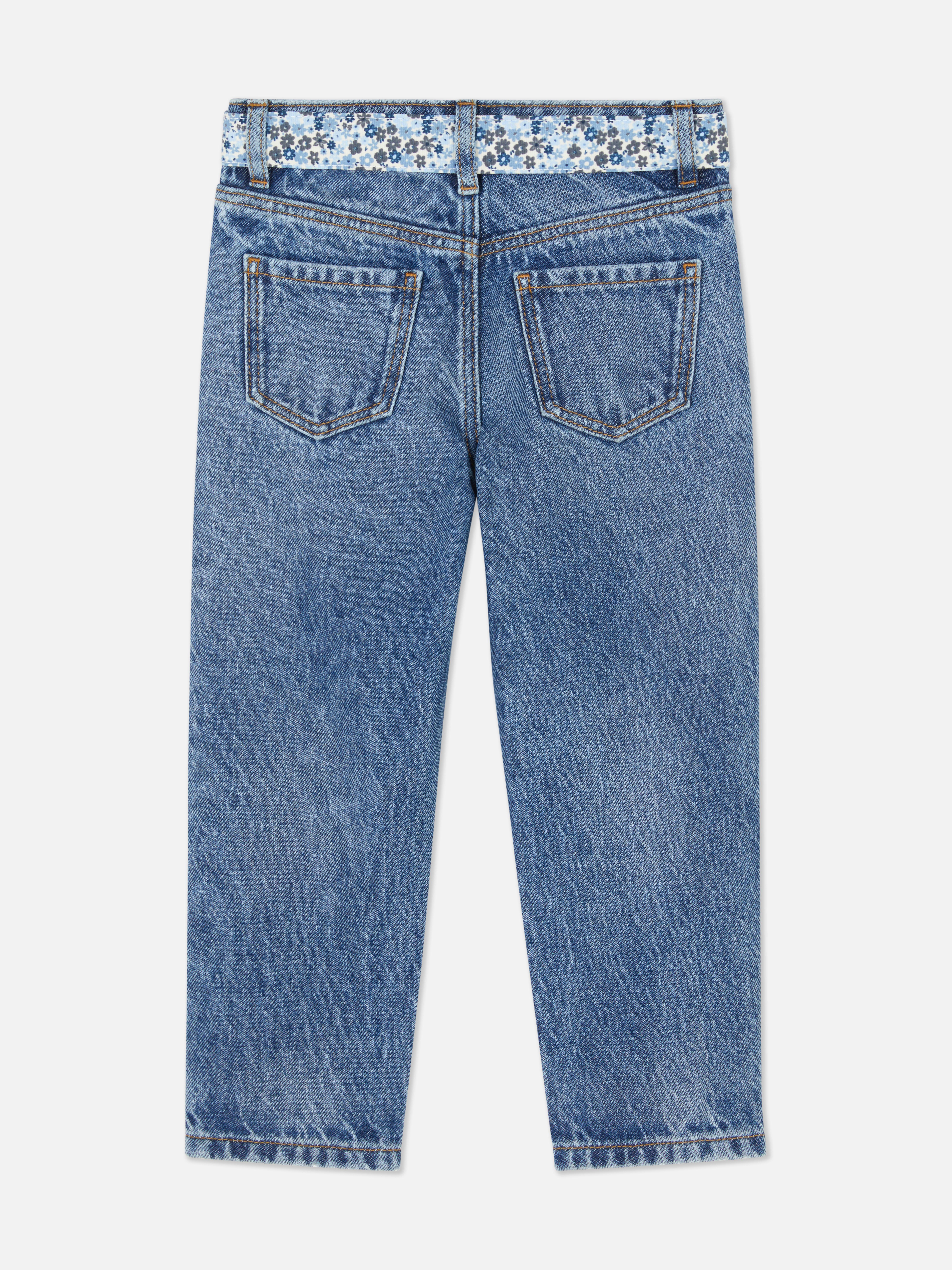 Jeans met gebloemde strikceintuur Een relaxte jeans met riemlussen, zakken en een gebloemde strikceintuur