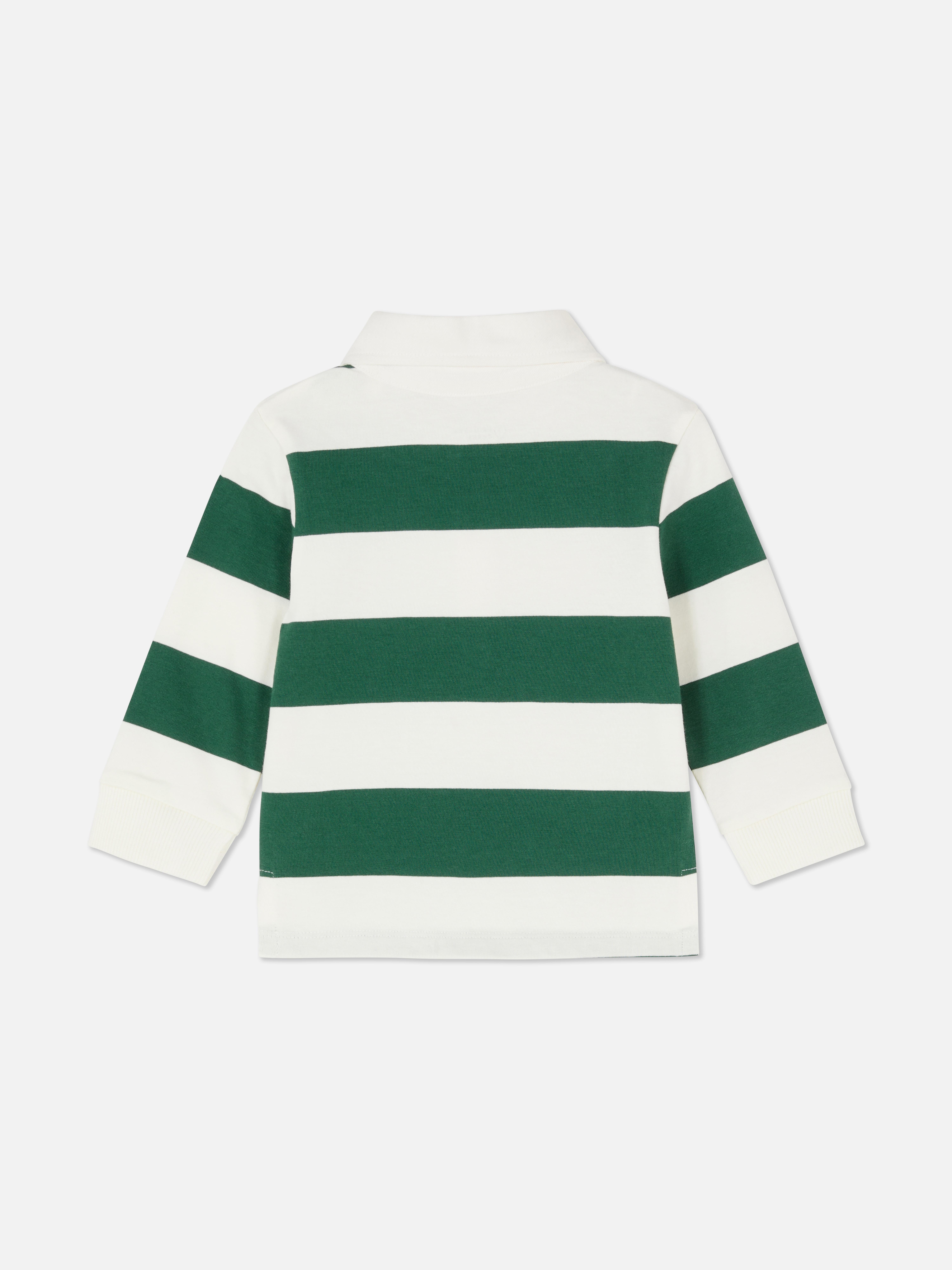 Tricou polo de rugby Un tricou polo de rugby cu dungi, cu guler, fentă cu nasturi și mâneci lungi cu manșete