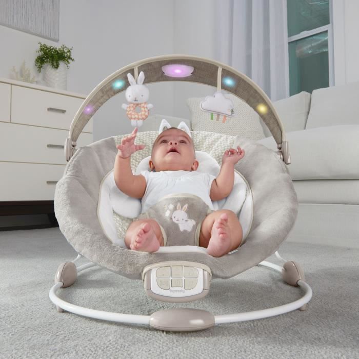 INGENUITY Baby Comfort Bouncer Little Rabbit, met verlichte activiteitenboog, afneembaar verkleinkussen, babycadeau