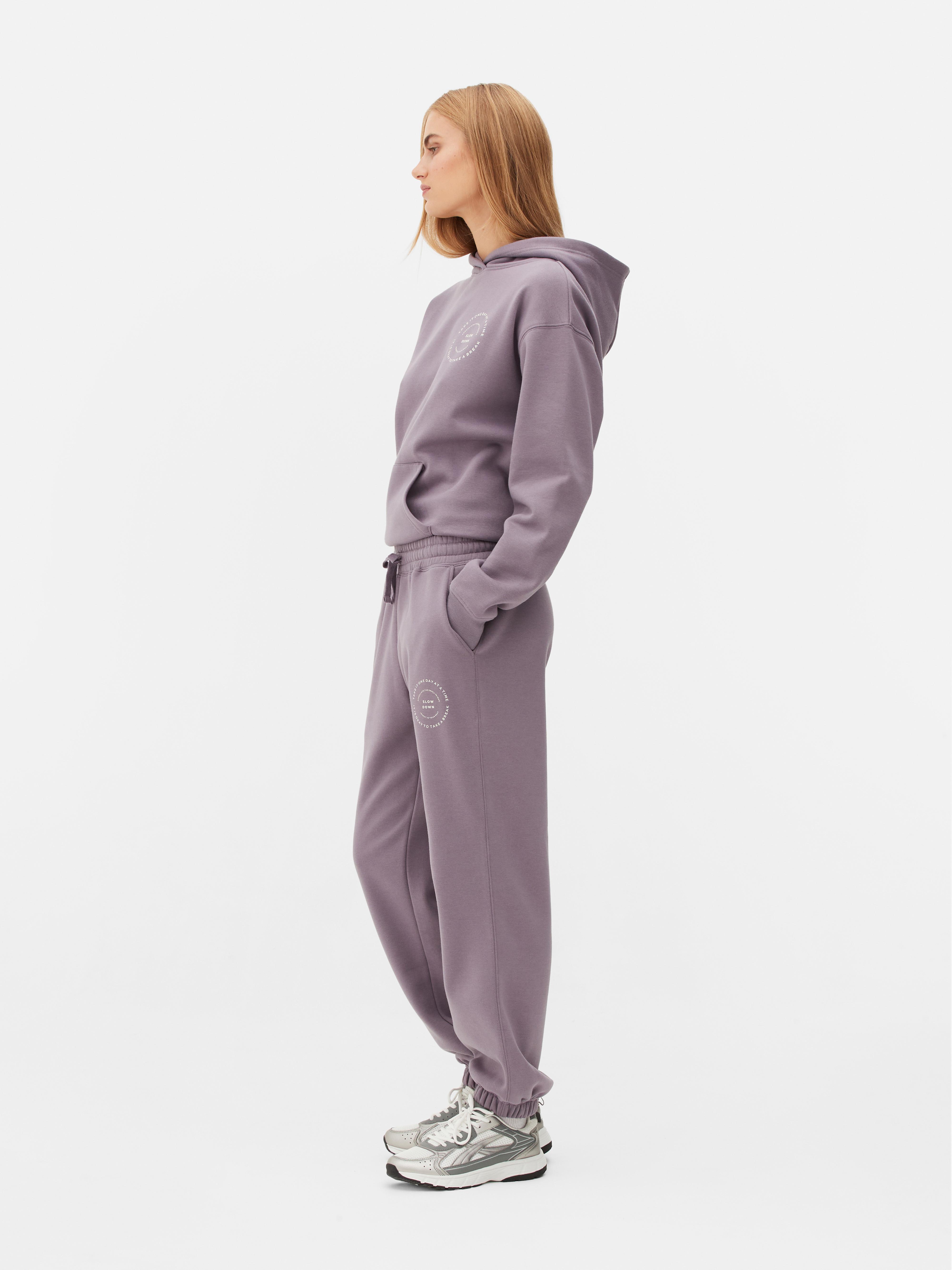 Matching printed sweatpants with drawstring Sweatpants with drawstring, ankle cuffs, side pockets, and a nice graphic detail