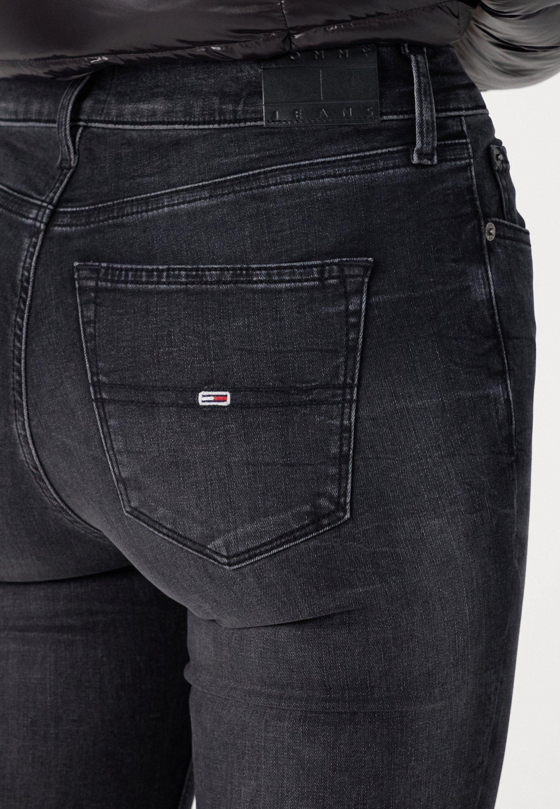 Tommy Jeans traperice uskog kroja - crni traper
