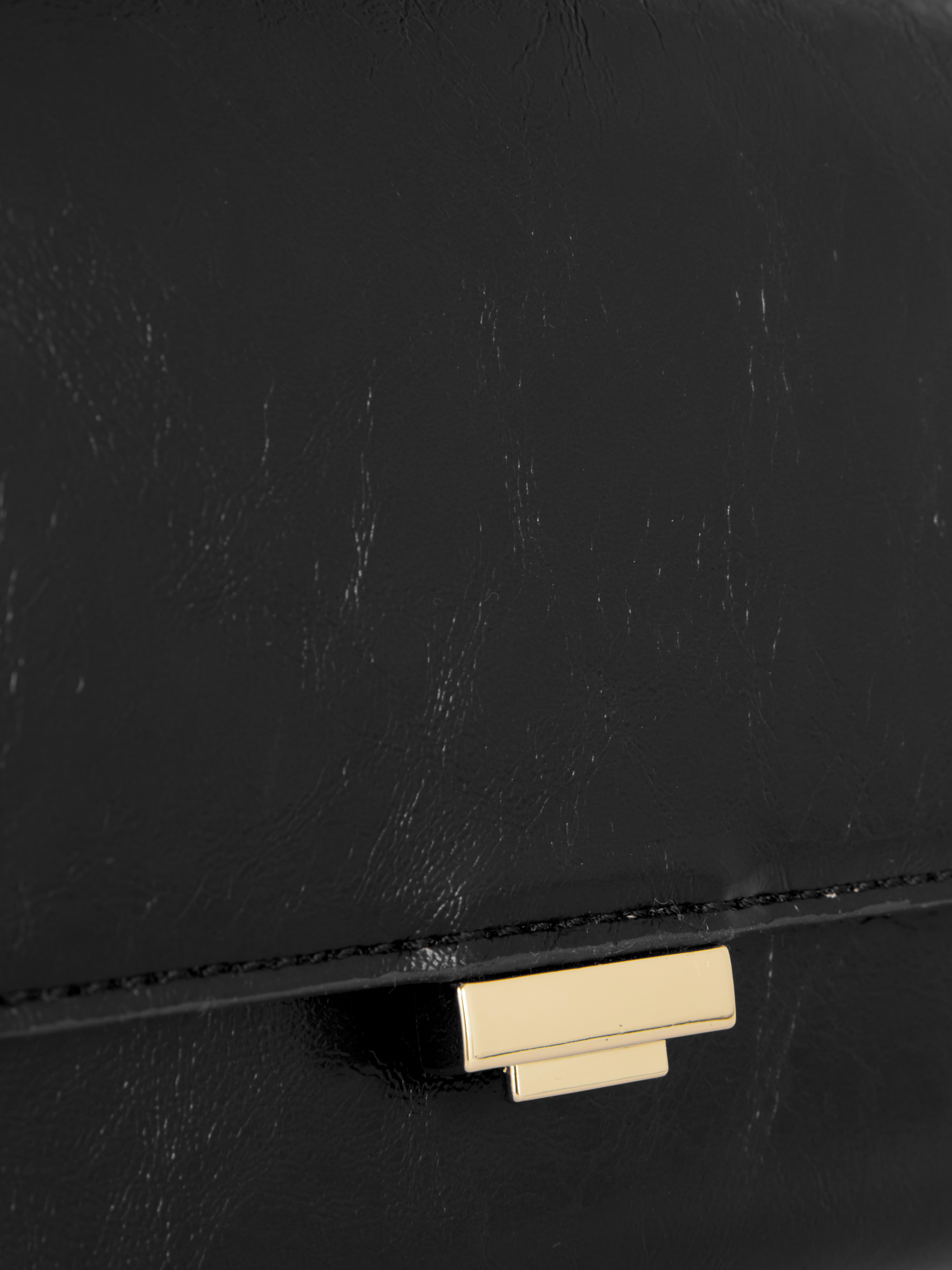 Schultertasche mit Überschlagverschluss. Eine elegante Schultertasche aus Kunstleder mit Überschlagverschluss vorne und Metalldetails.