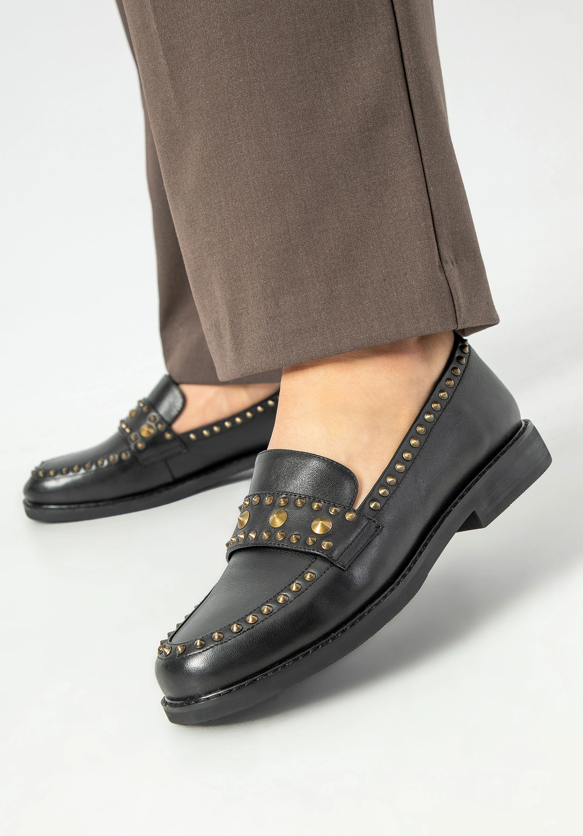 Damskie loafersy skórzane z ozdobnymi nitami czarne
