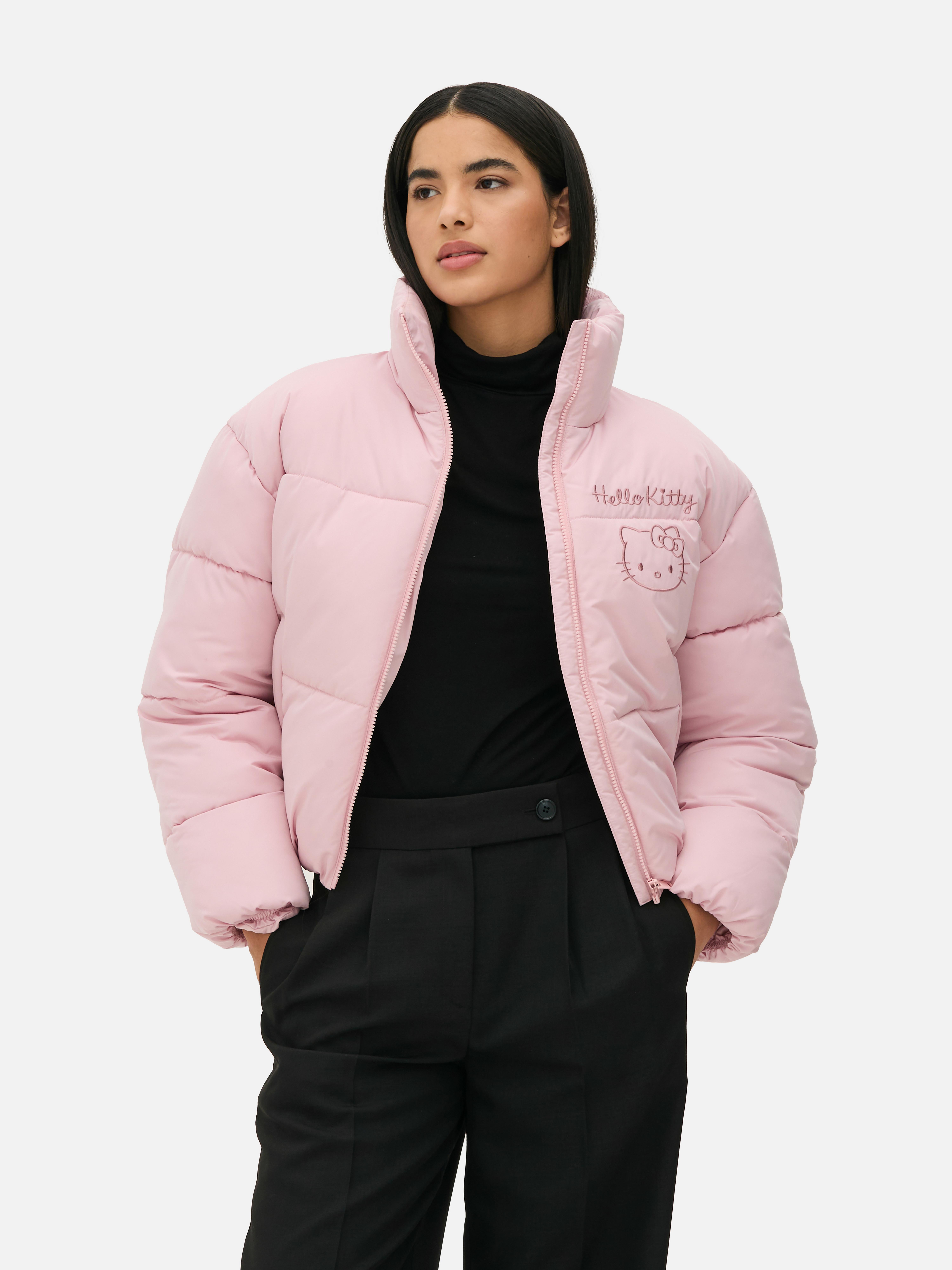 Jachetă pufoasă Hello Kitty. O jachetă căptușită cu guler ridicat, închidere cu fermoar, buzunare laterale și design Kitty White.