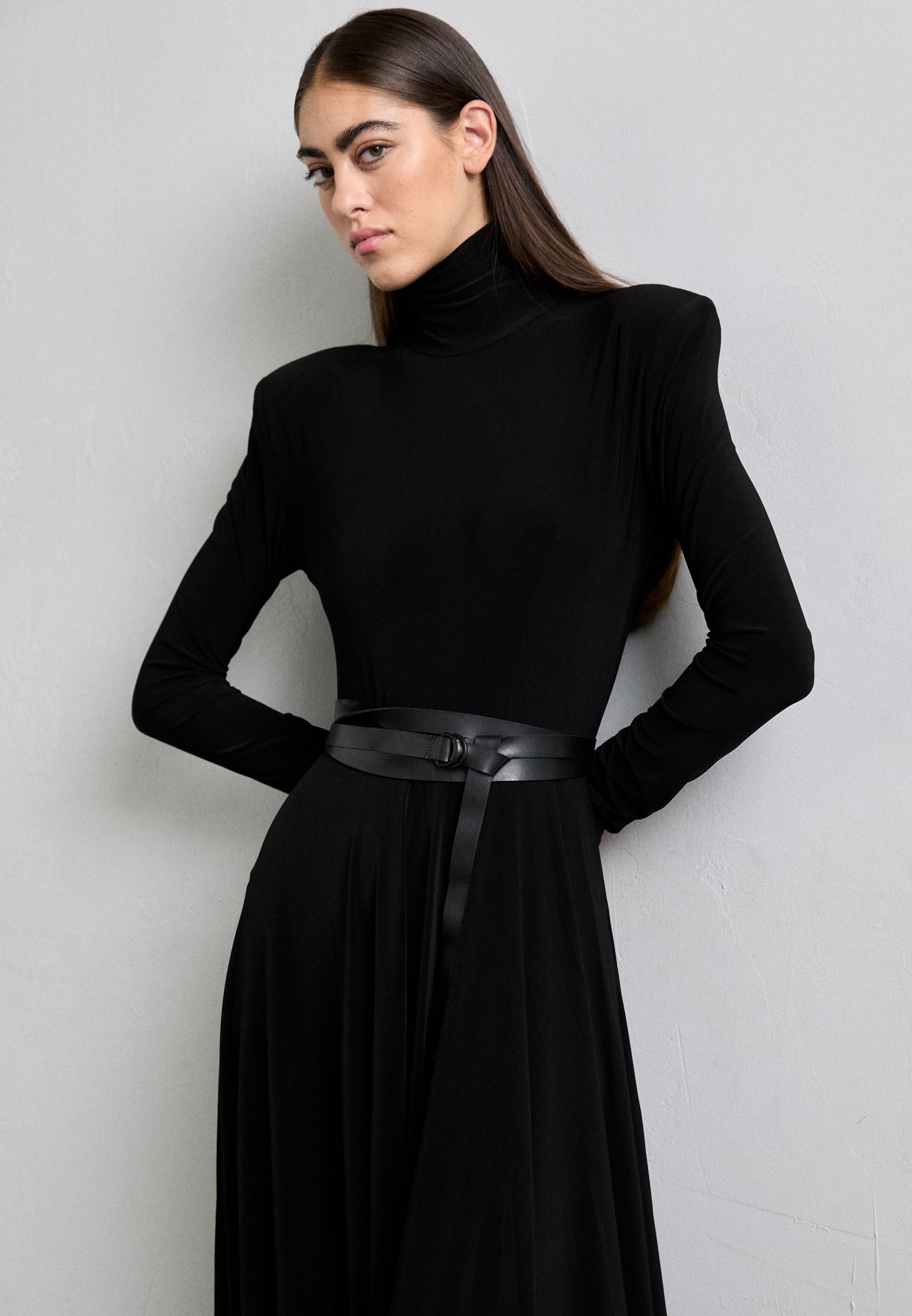 Vestido Norma Kamali com ombreiras e modelagem evasê até a metade da panturrilha - Vestido de malha - preto