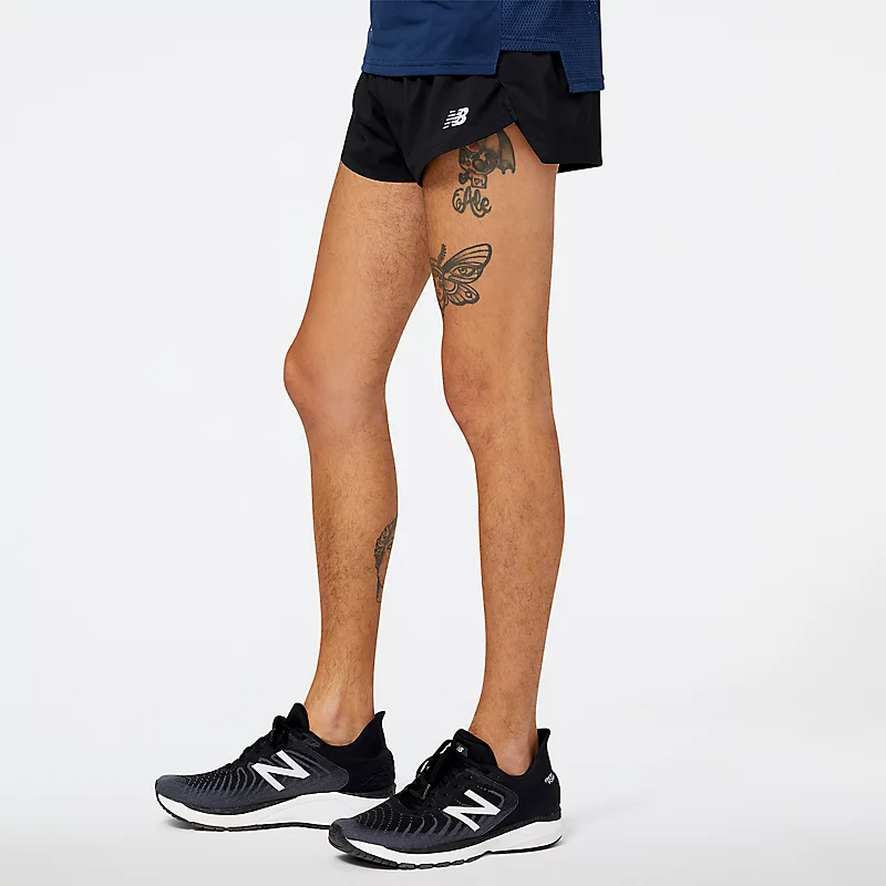 Shorts Accelerate de 3 polegadas com abertura lateral - PRETO