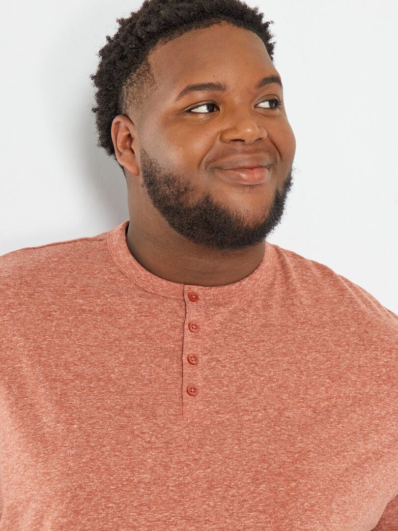 Camiseta de cuello Henley - marrón