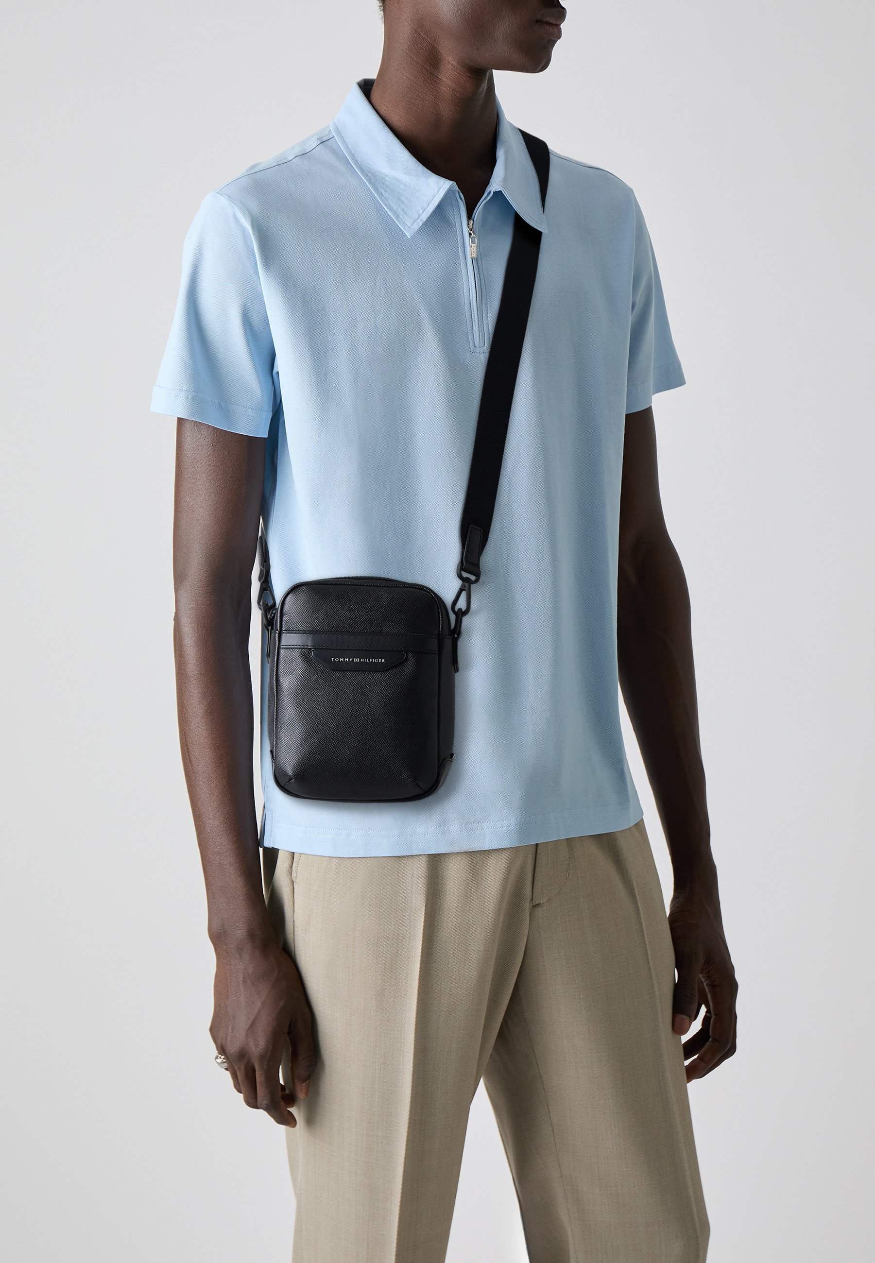 Bolsa transversal Tommy Hilfiger BUS MINI REPORTER - preta