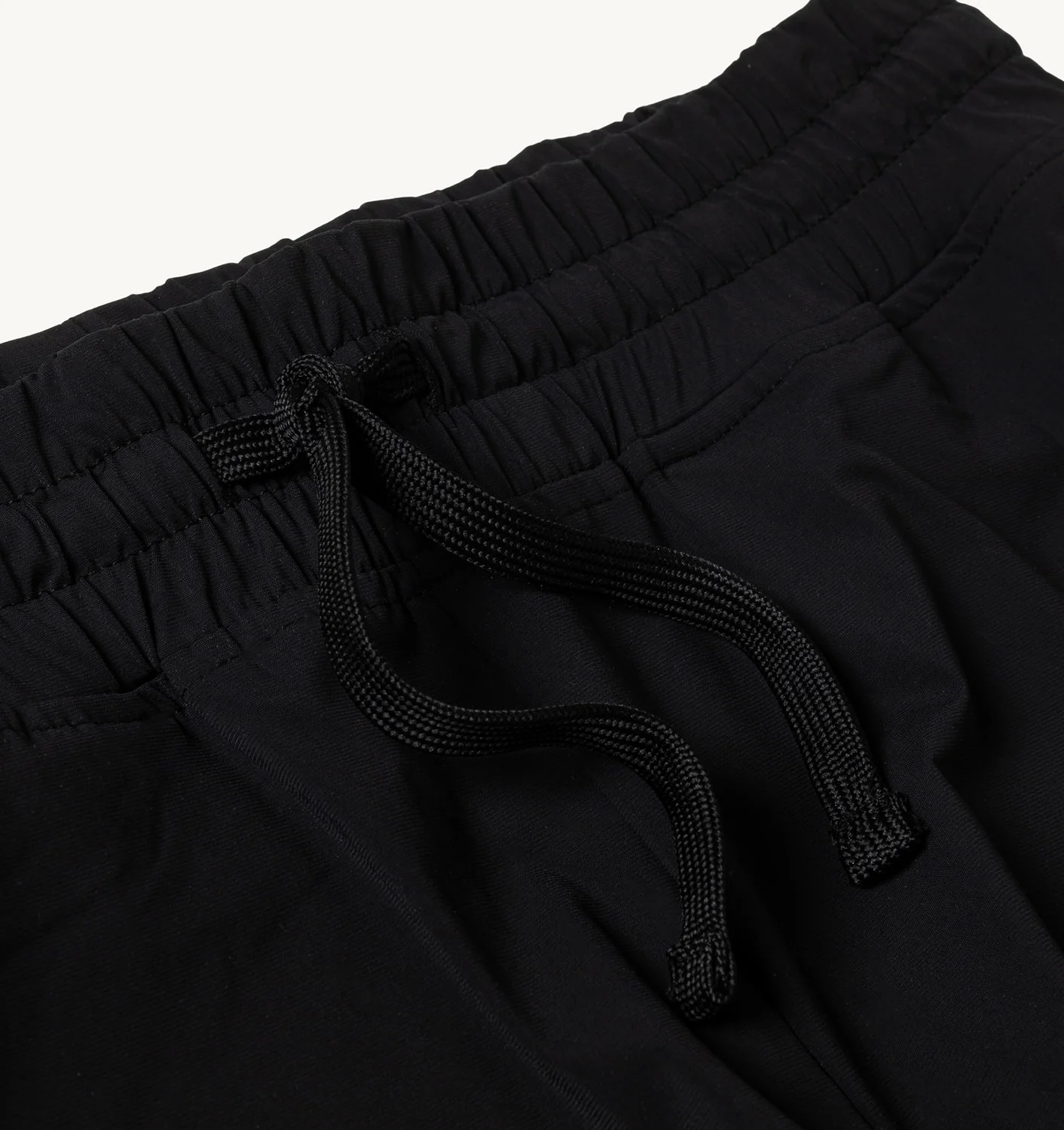 PANTALONI ȘORT DE TENIS NEGRI CU BRINDURI CONTRASTANTE