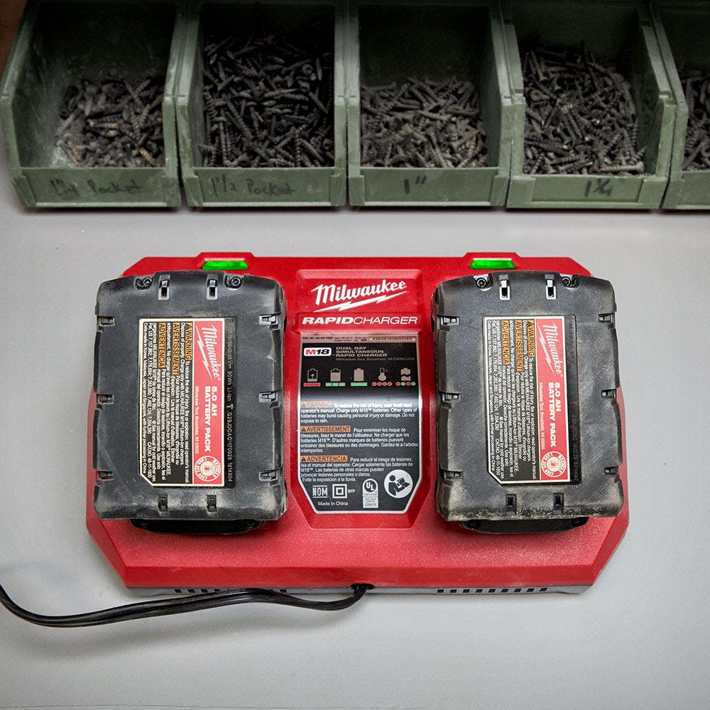 Carregador rápido Milwaukee de 18V com duas baias, carregamento simultâneo M18DFC
