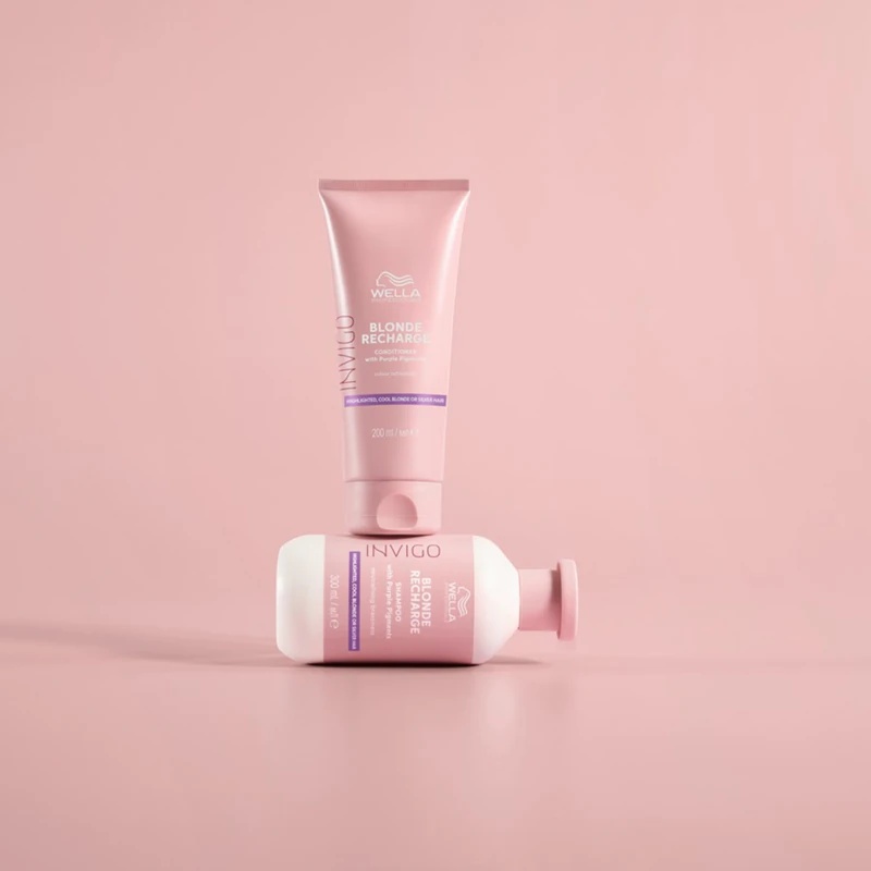 „Wella Professionals Invigo Blonde Recharge“ šampūnas šviesiems plaukams, neutralizuojantis gelsvus atspalvius.