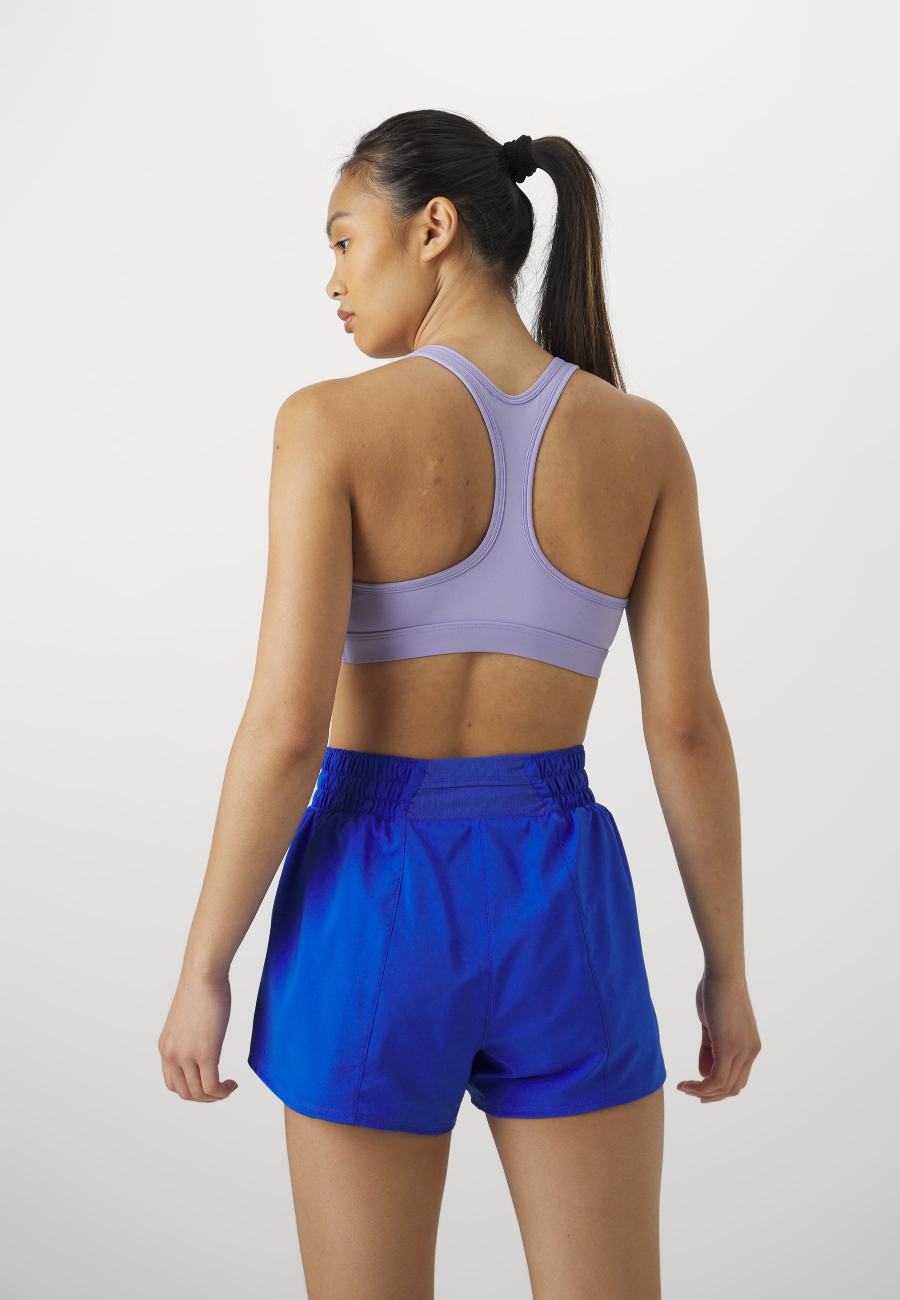 Nike Performance BRA - Sportbeha met lichte ondersteuning - lila/wit