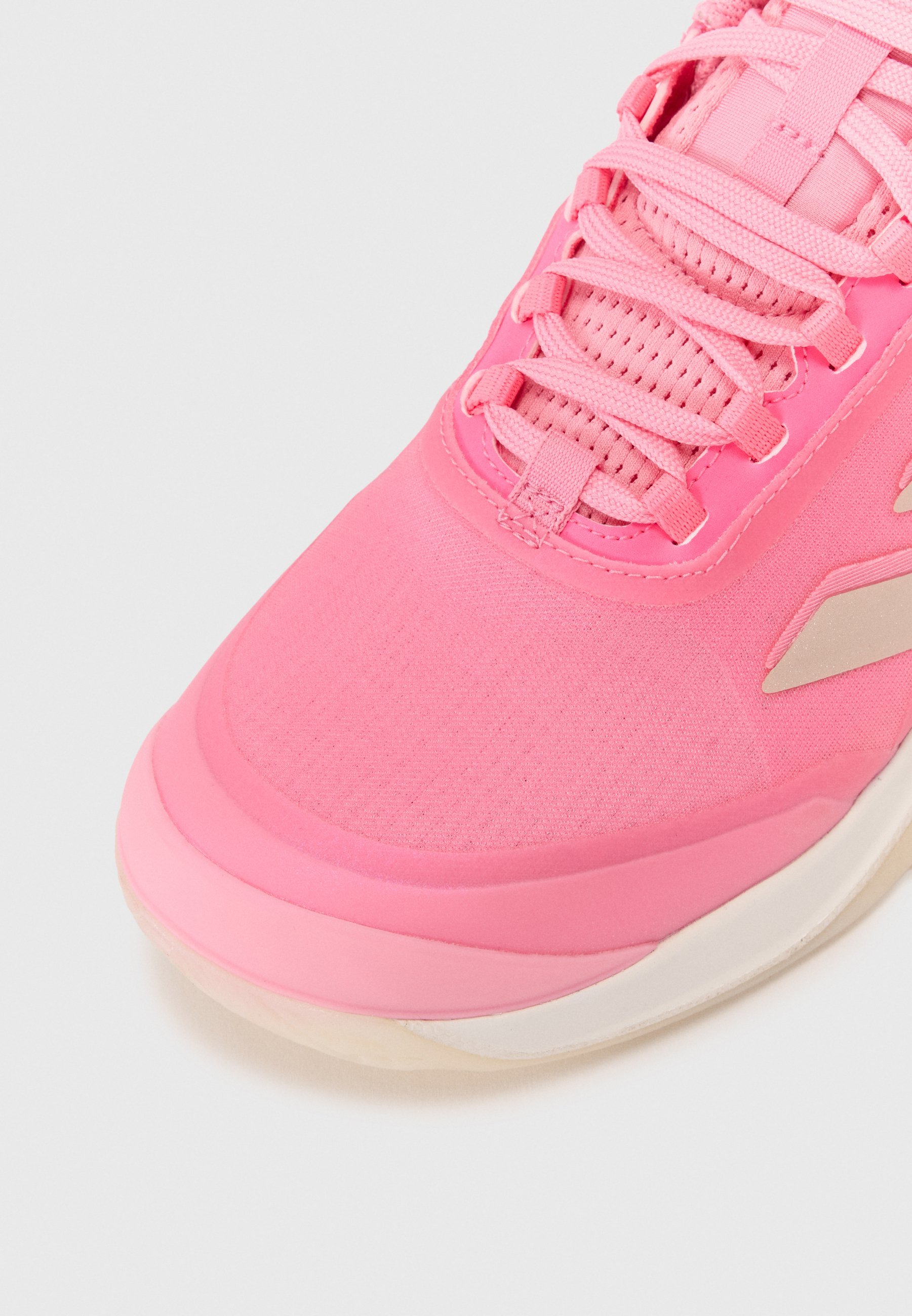 adidas Performance AVACOURT 2 - Chaussures de tennis multicourts - rose tendre/argenté/rose clair