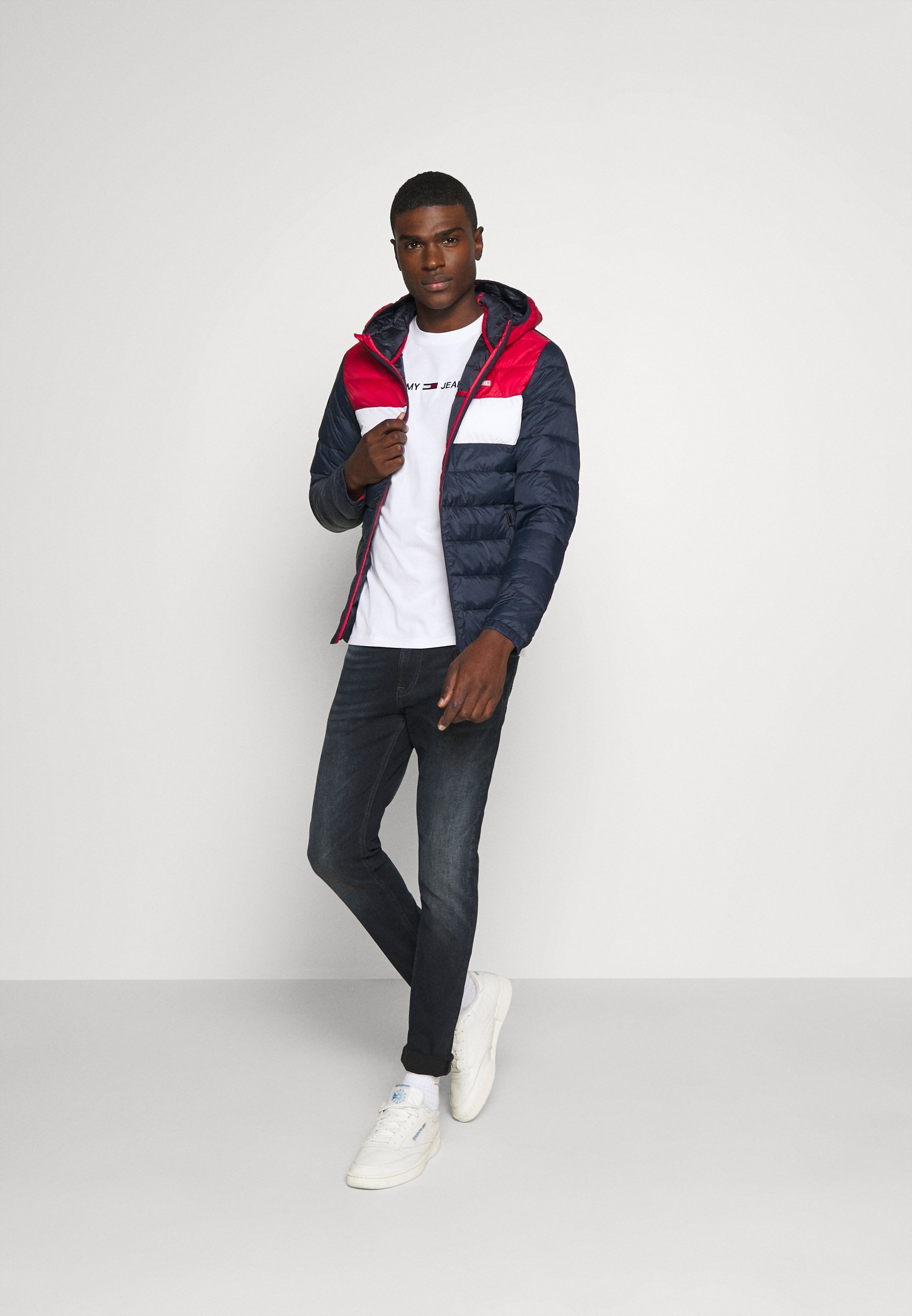 Jack & Jones JJVINCENT PUFFER HOOD - Lichtgewicht jas - tango rood