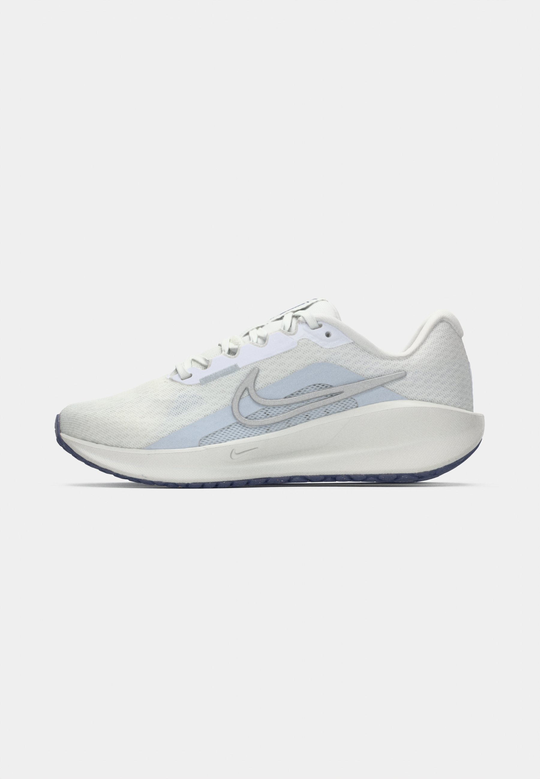 Nike Performance DOWNSHIFTER 13 - Chaussures de running sur route - blanc/argent métallisé/gris football/indigo/blanc sommet