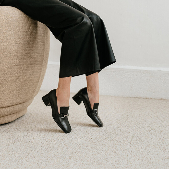 Mocassins à petits talons et mors  en cuir noir
