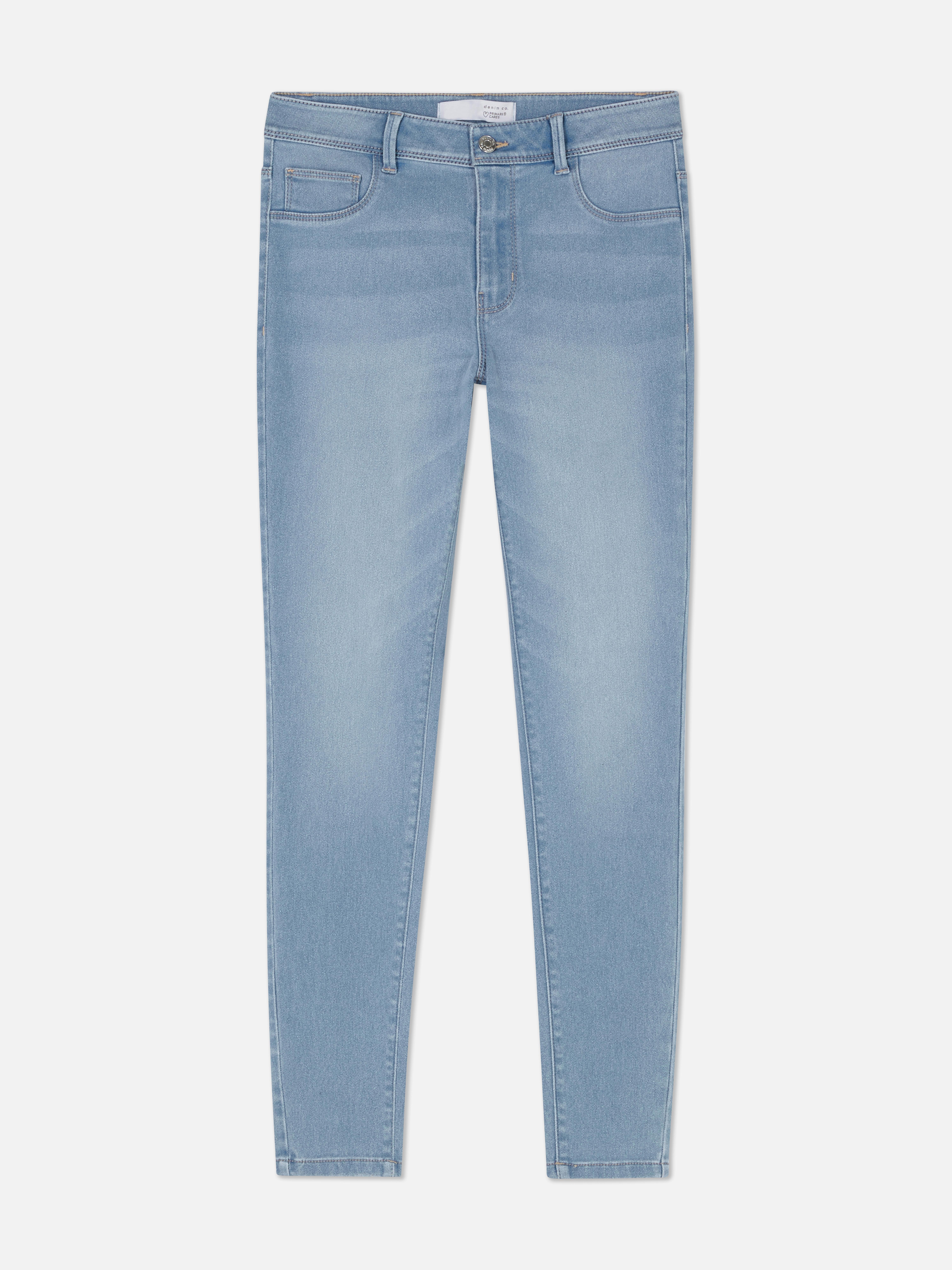 Blugi skinny simpli cu talie medie. Blugii sunt un must-have, iar noi adorăm acest stil mulat.
