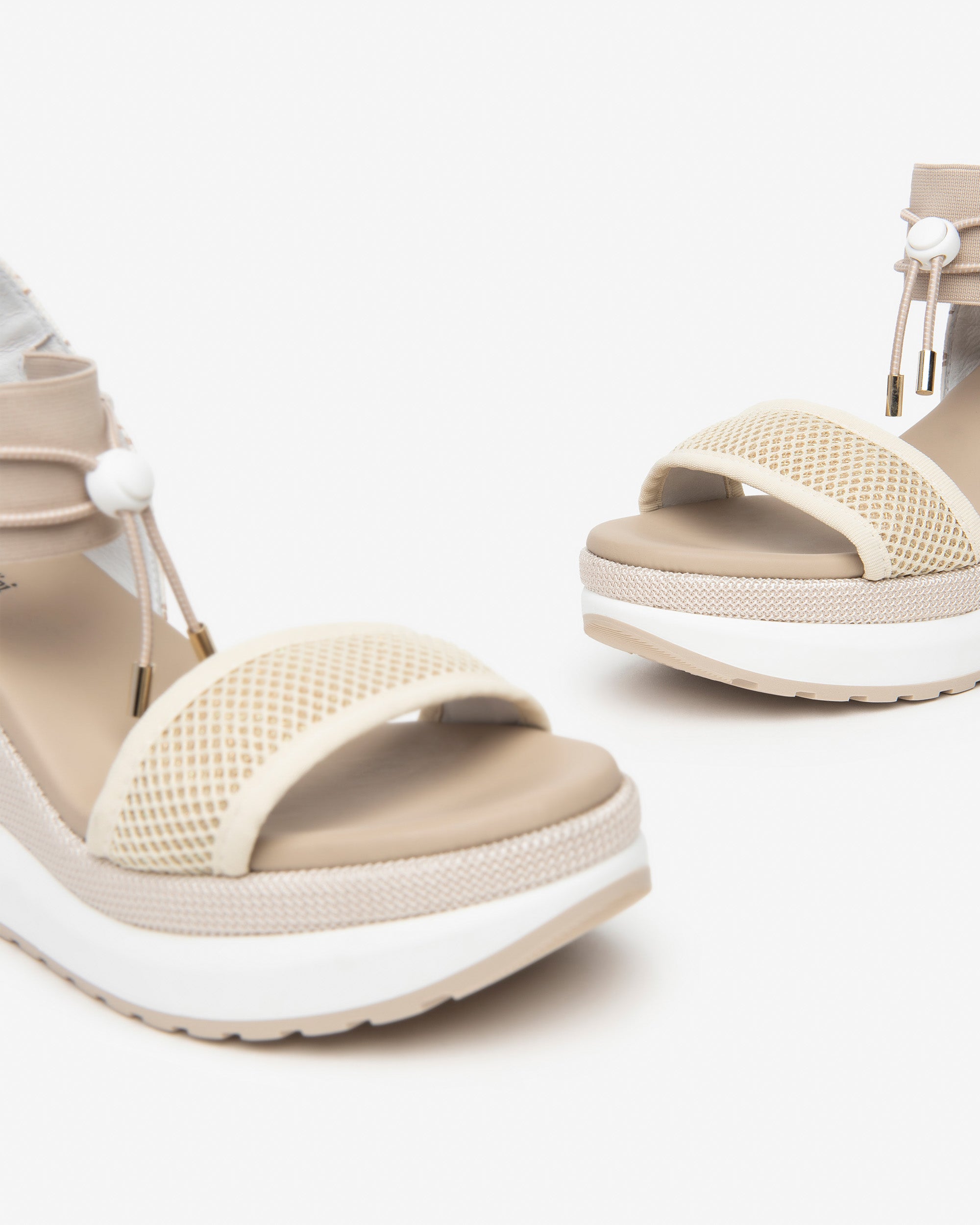  Damensandalen aus Leder, Canvas und technischen Materialien