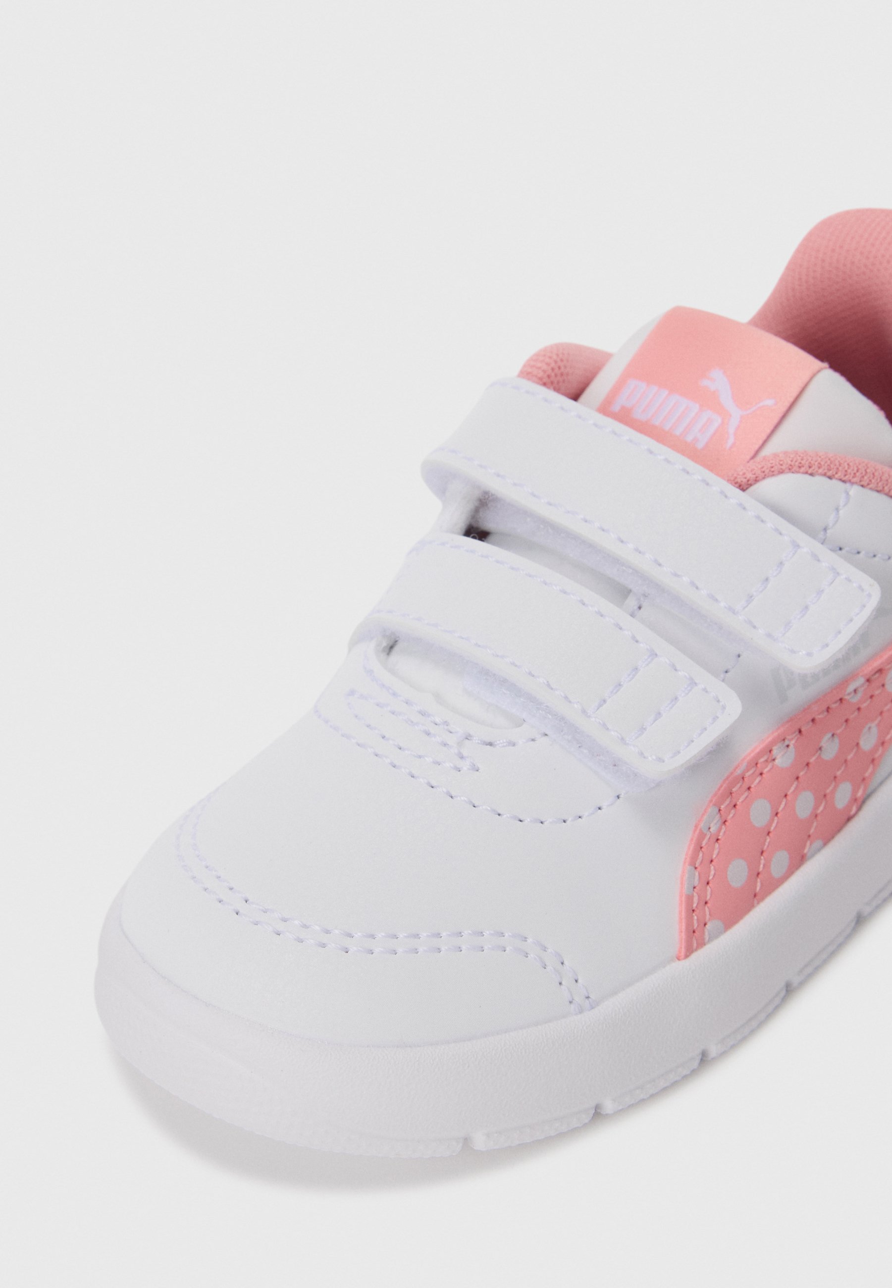 Puma COURTFLEX V3 DOTTY UNISEX - Hardloopschoenen voor op de weg - wit/roze/zilverkleurig
