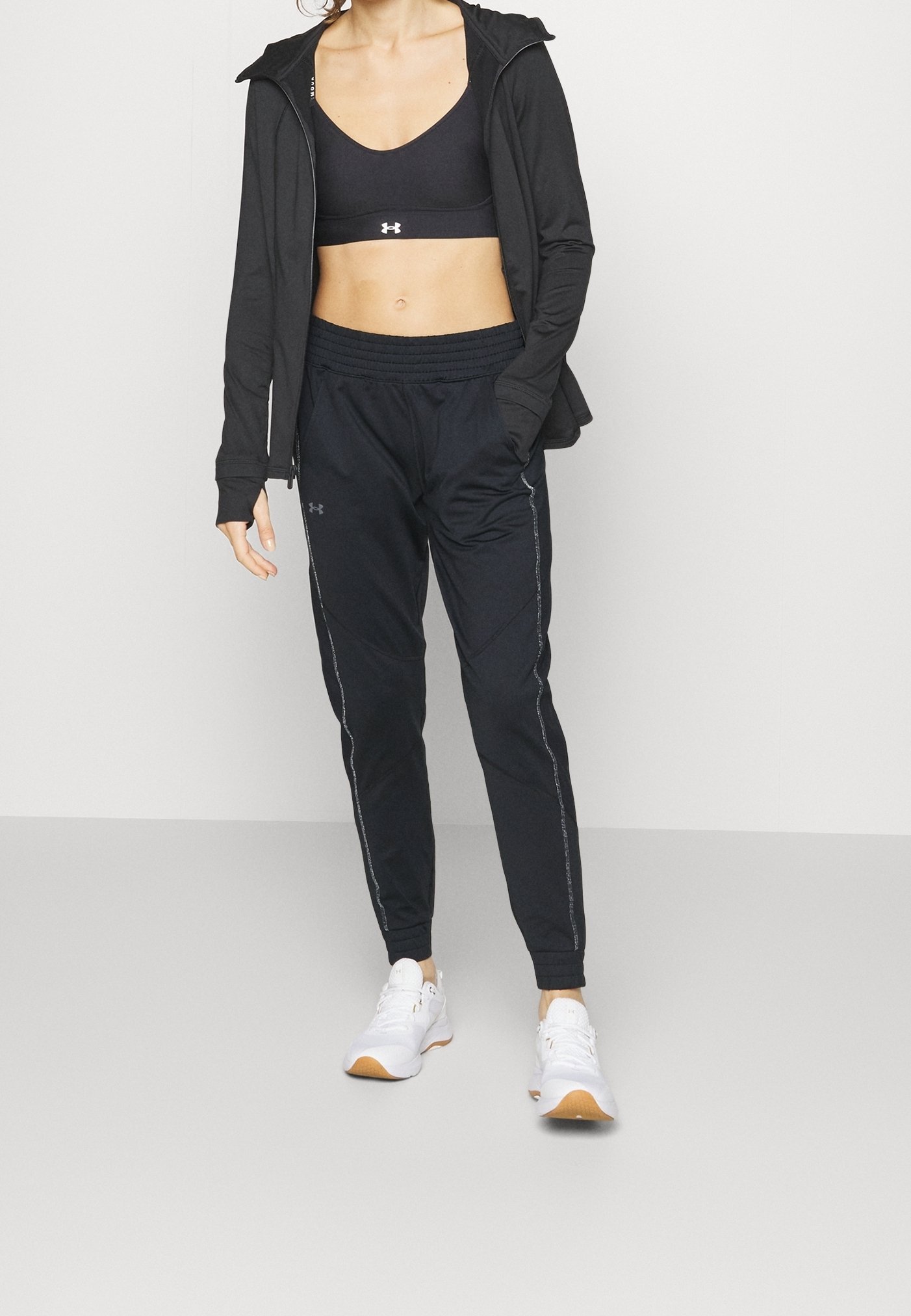Donji dio trenirke Under Armour - crne