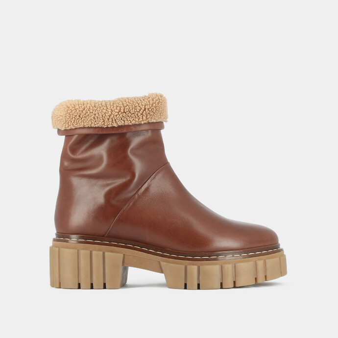 Bottines à semelles crantées  en cuir gras cognac et fourrure camel