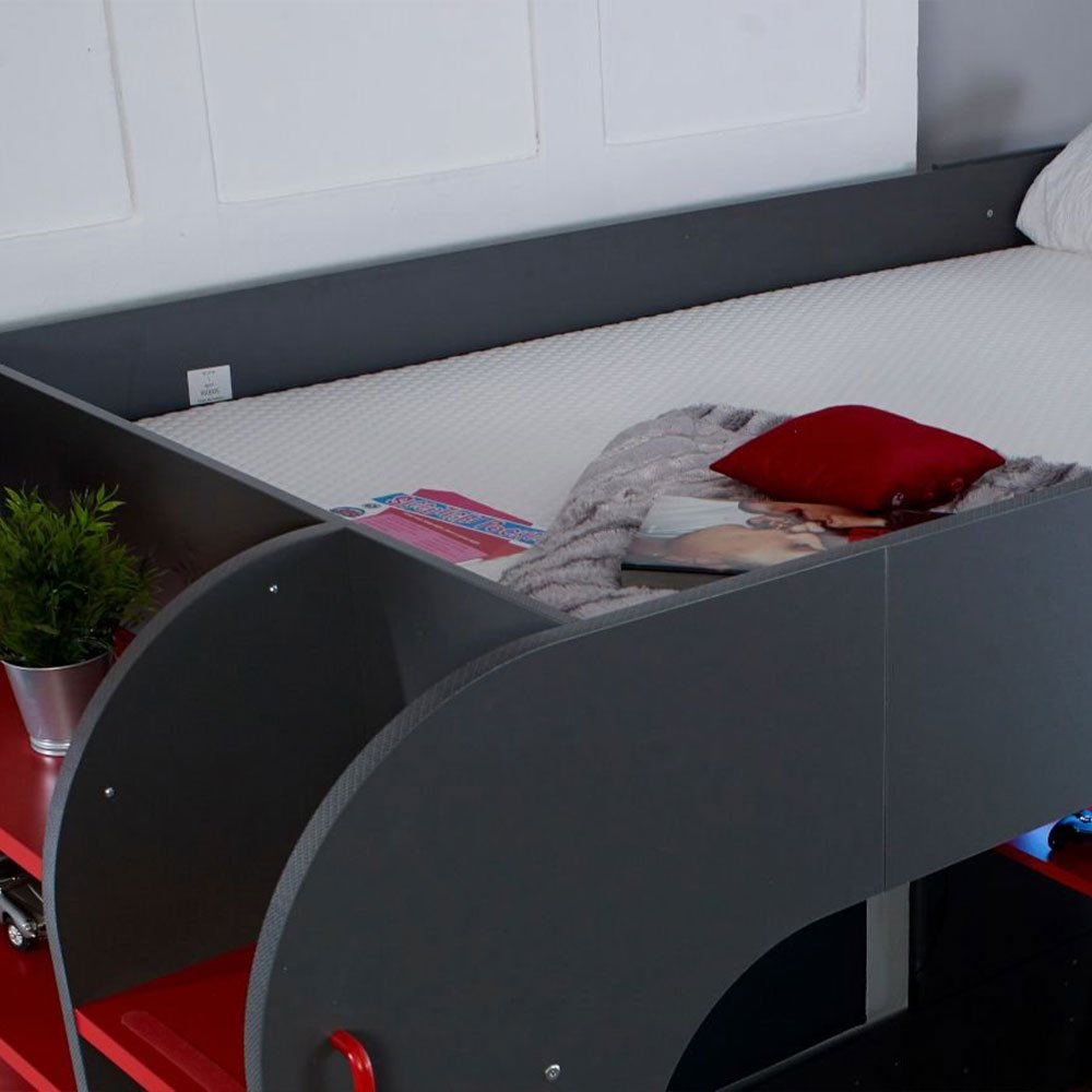 PodBed Gaming-Hochbett in Grau und Rot mit grauem Sofa