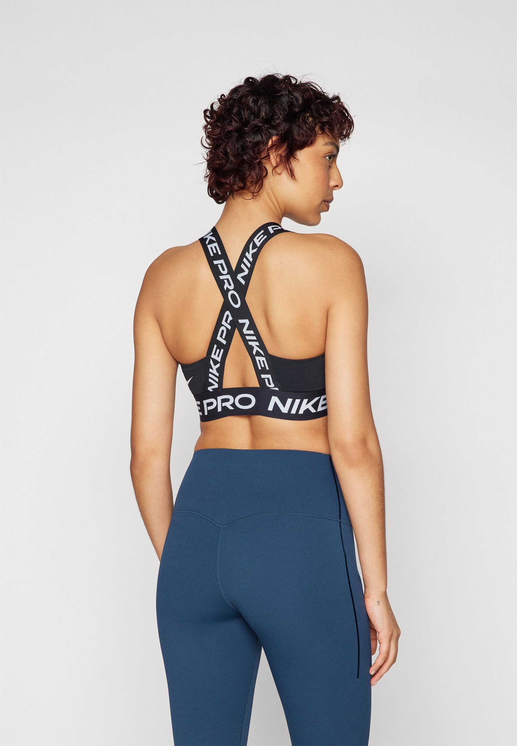 Nike Performance BRA - Sportbeha met lichte ondersteuning - zwart/wit