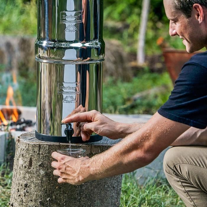 Filtro de agua de viaje Berkey de 5,6 litros con alimentación por gravedad y 2 elementos purificadores. Color negro.