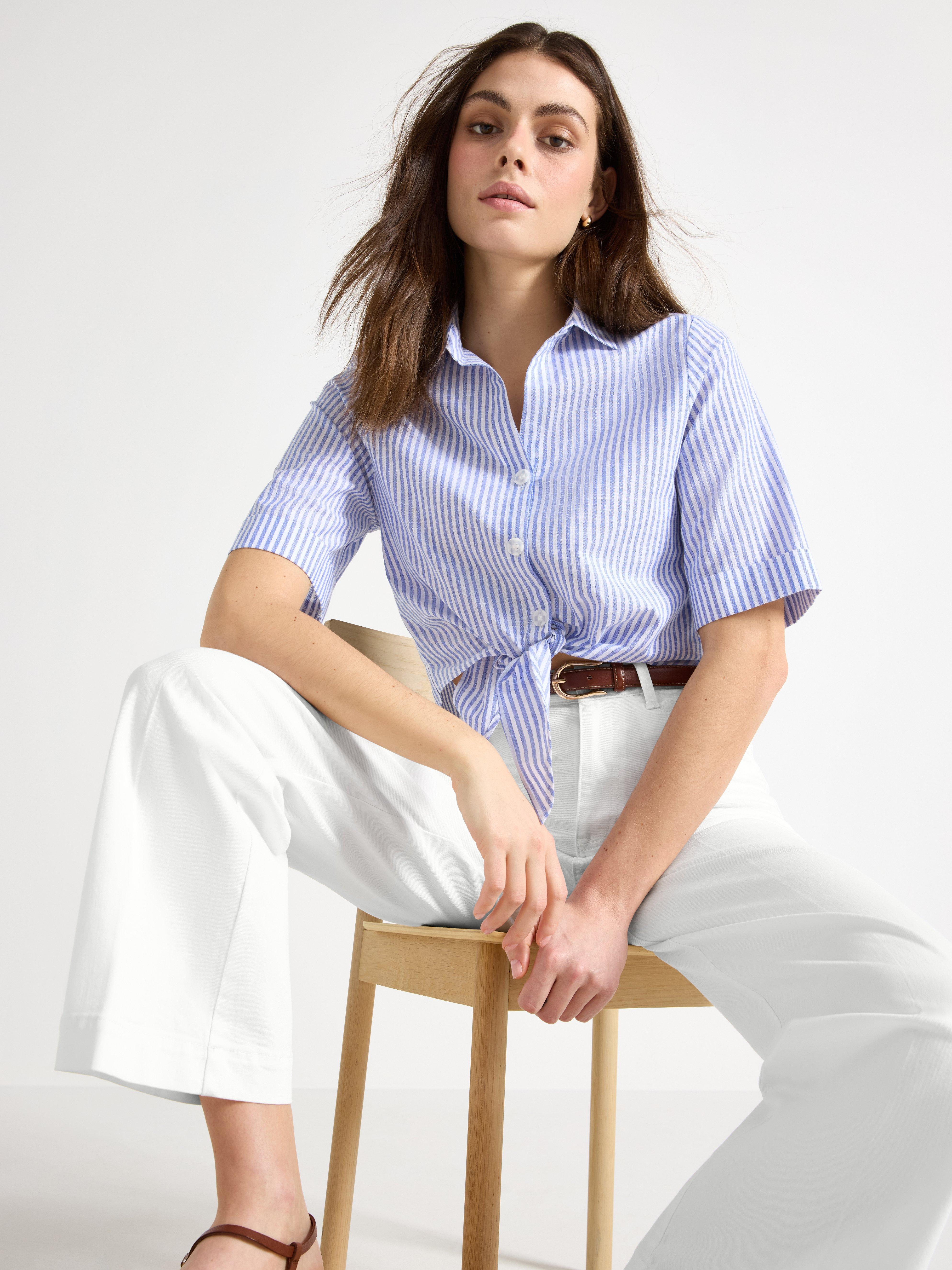 Blusa com amarração na cintura, azul forte.