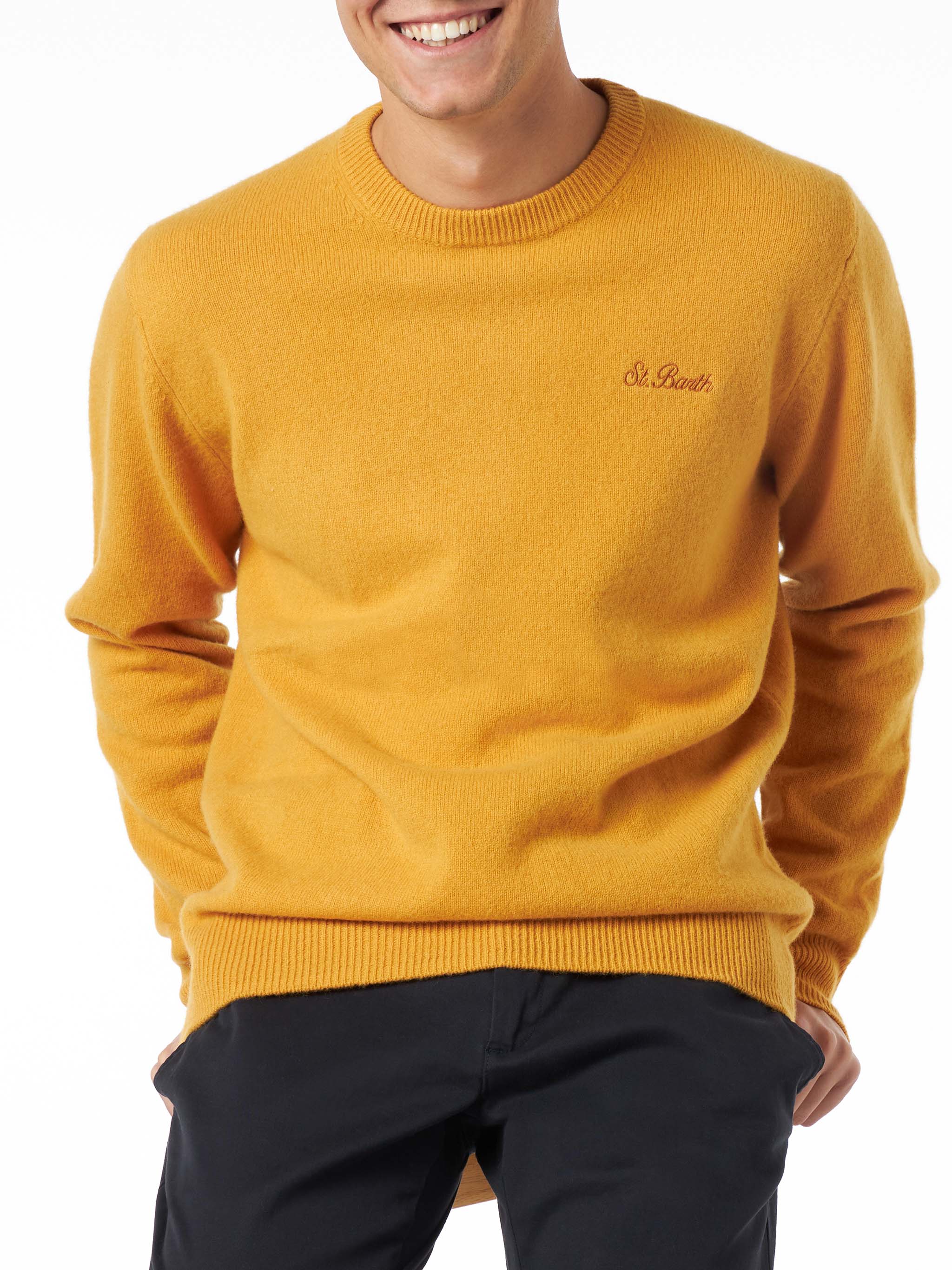 Pull homme jaune ocre à col rond avec broderie Saint-Barth