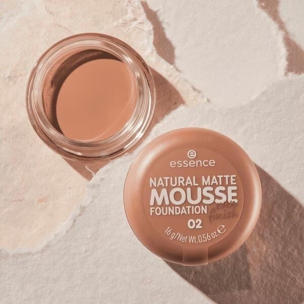 Penový make-up Even Finish 02 Natural Matte 16 g
