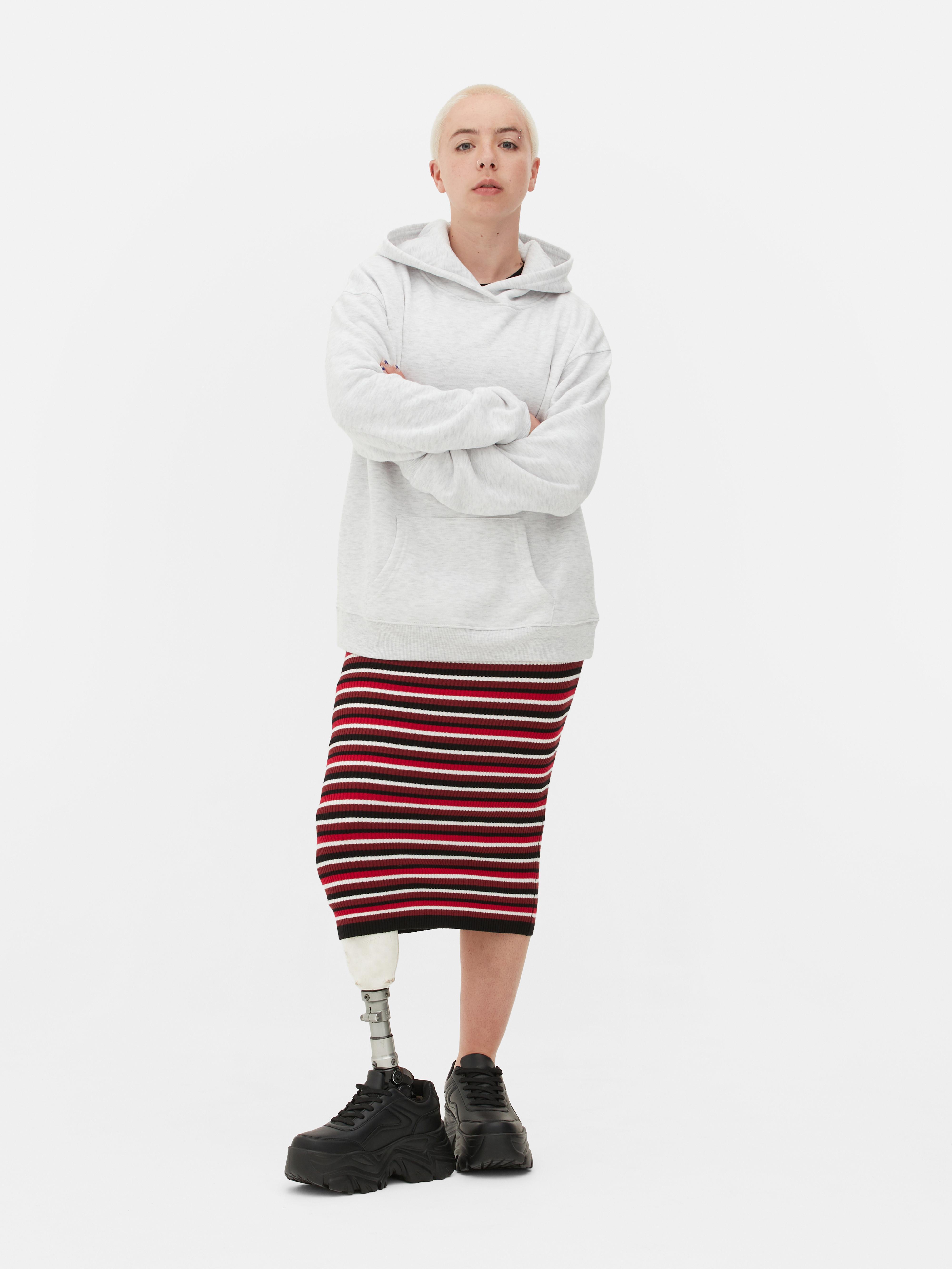 Klassischer Hoodie: Ein locker sitzender Jersey-Hoodie mit Kängurutasche passt in jede Garderobe.