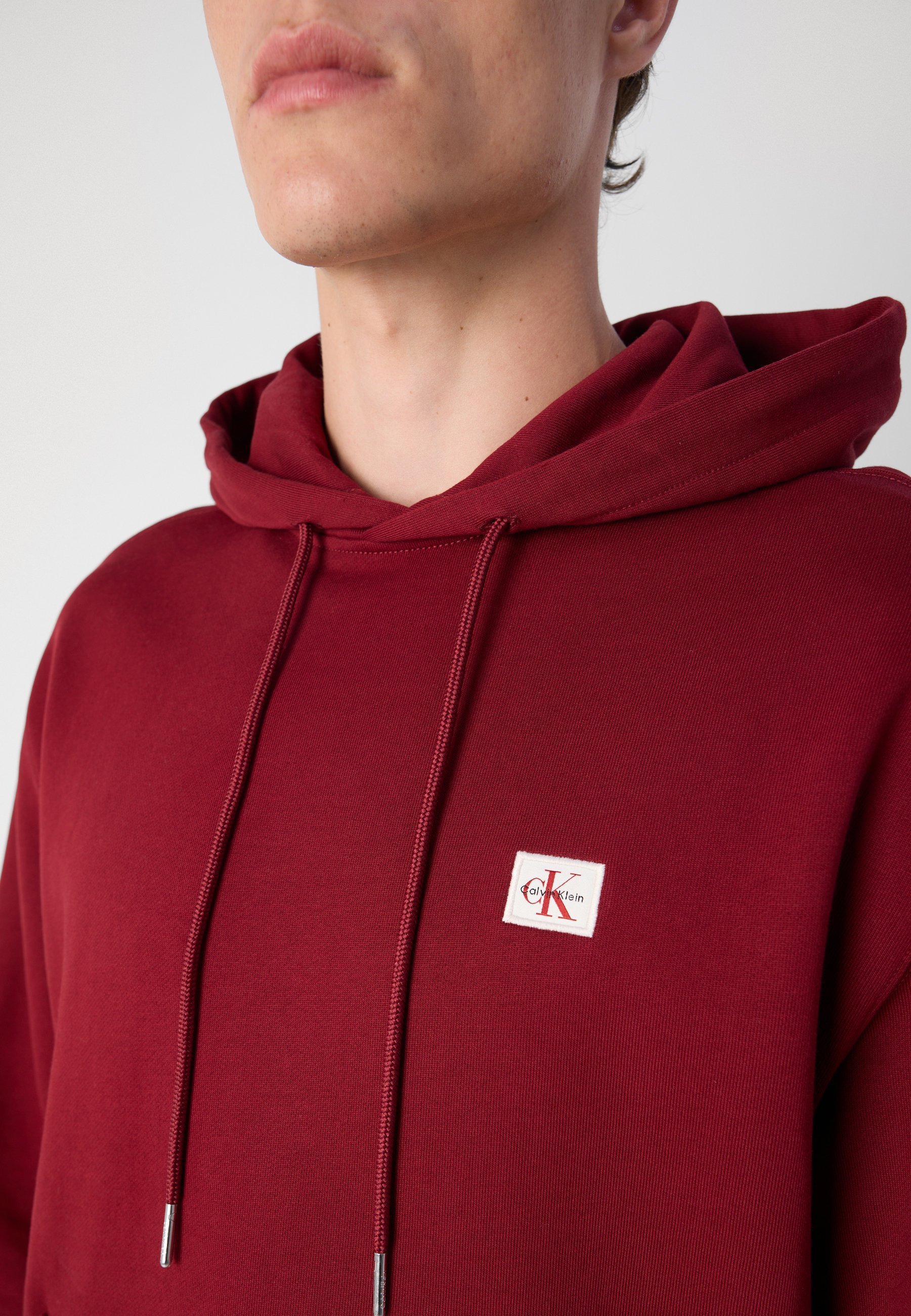 Sweat à capuche Calvin Klein Jeans BADGE - Rouge Renaissance