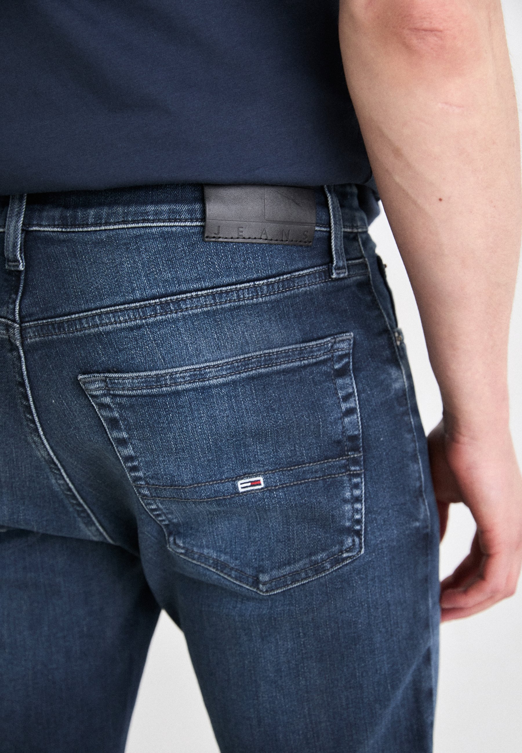 Tommy Jeans AUSTIN TAPERED - Jean coupe slim - denim foncé
