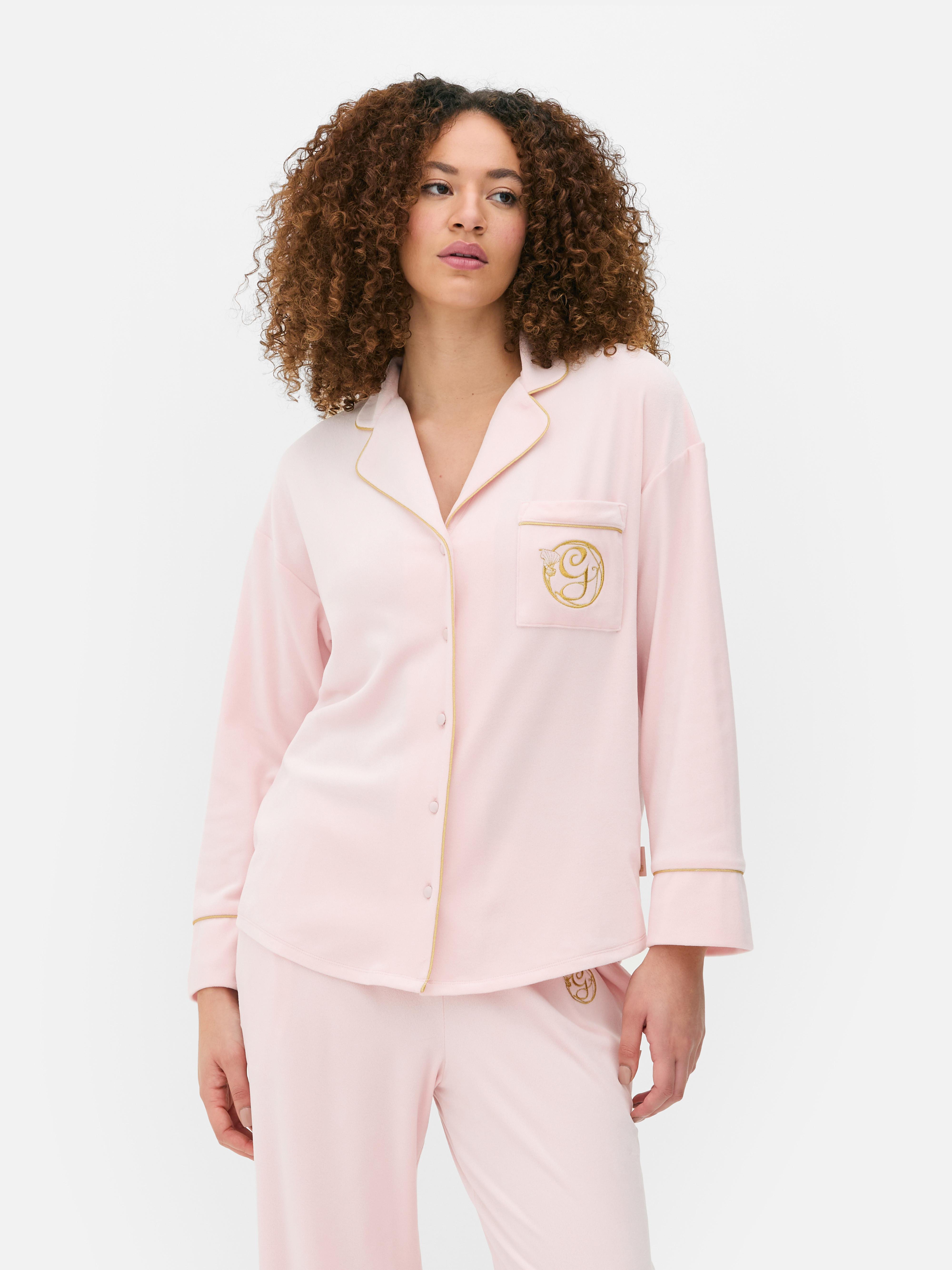 Cămașă de pijama din catifea Wicked x Primark. O cămașă de pijama confortabilă cu guler cu rever și mâneci lungi.